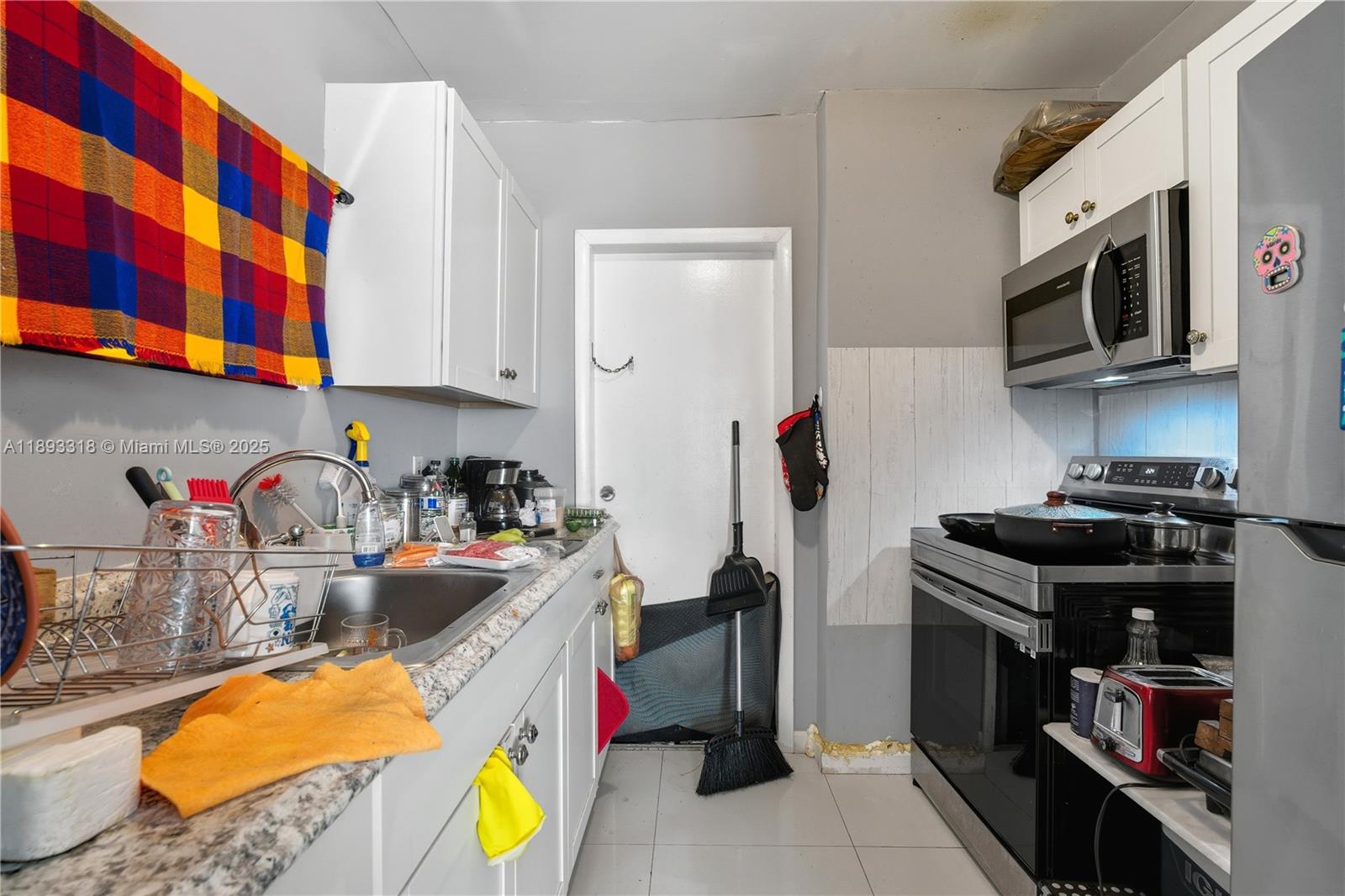   /  3000 sq. ft. $ 2025-10-09 0 foto