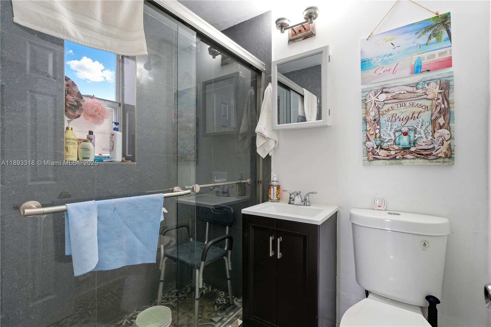   /  3000 sq. ft. $ 2025-10-09 0 foto