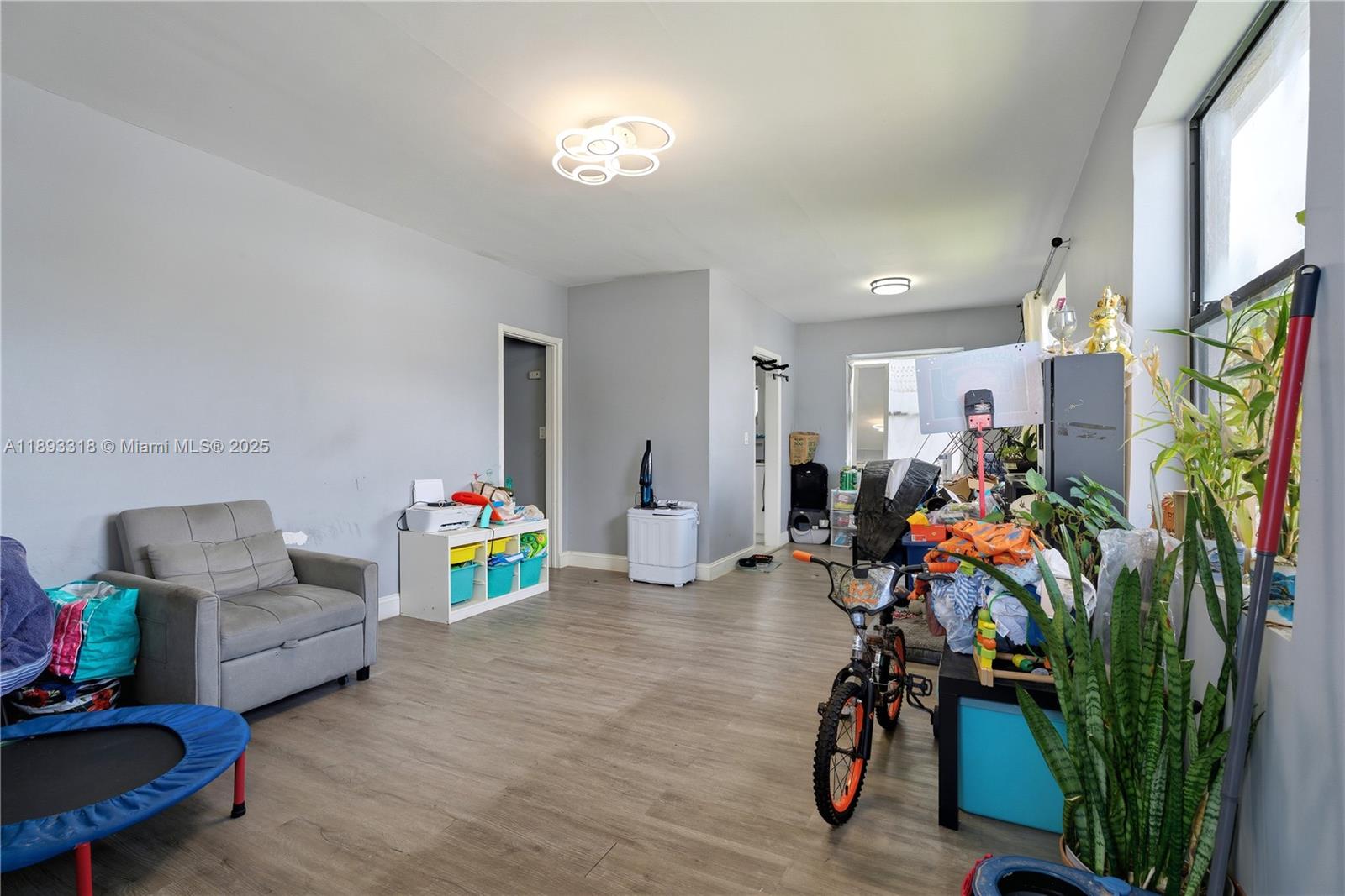   /  3000 sq. ft. $ 2025-10-09 0 foto