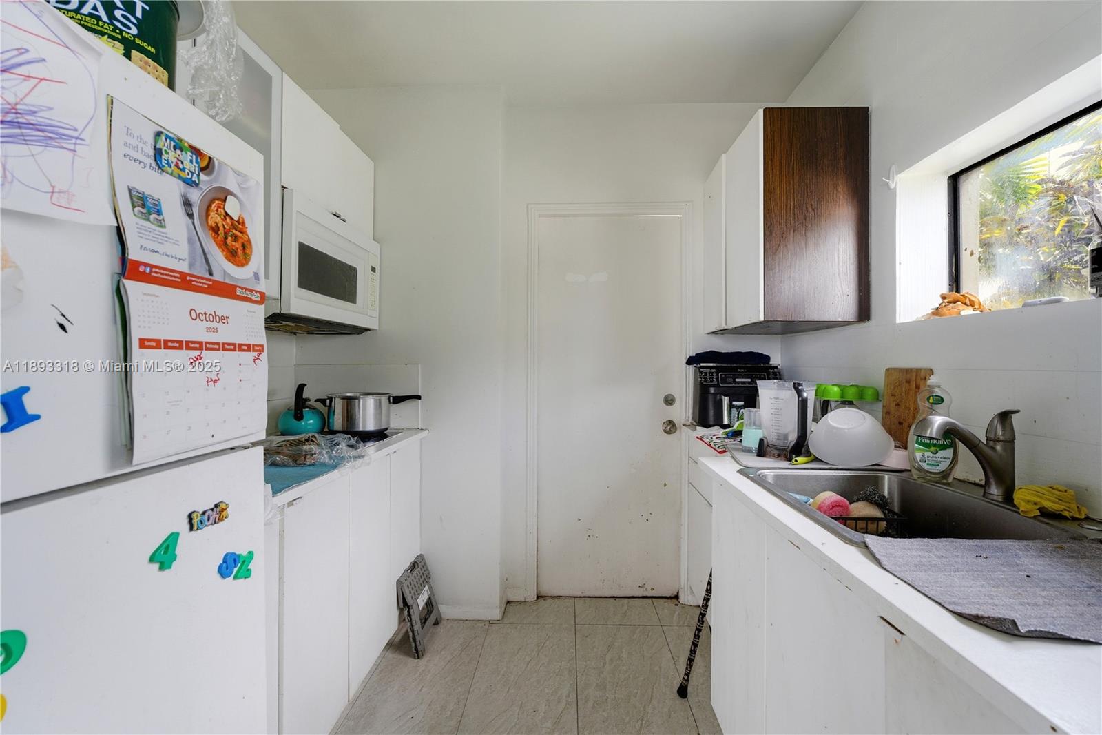   /  3000 sq. ft. $ 2025-10-09 0 foto