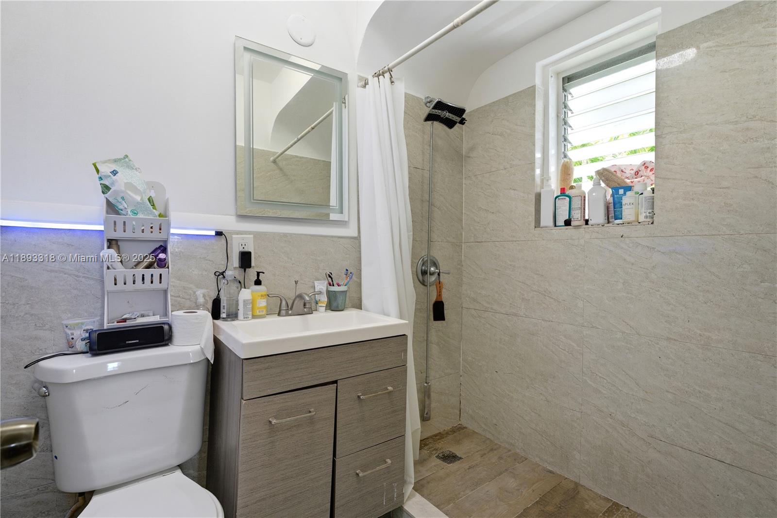  /  3000 sq. ft. $ 2025-10-09 0 foto