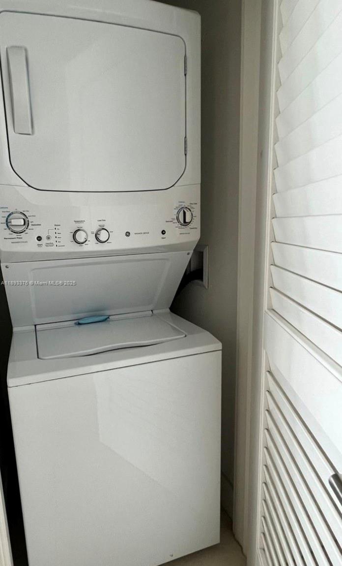 See details 405 1 / 1 701 sq. ft. $ 2025-10-14 0 Photo