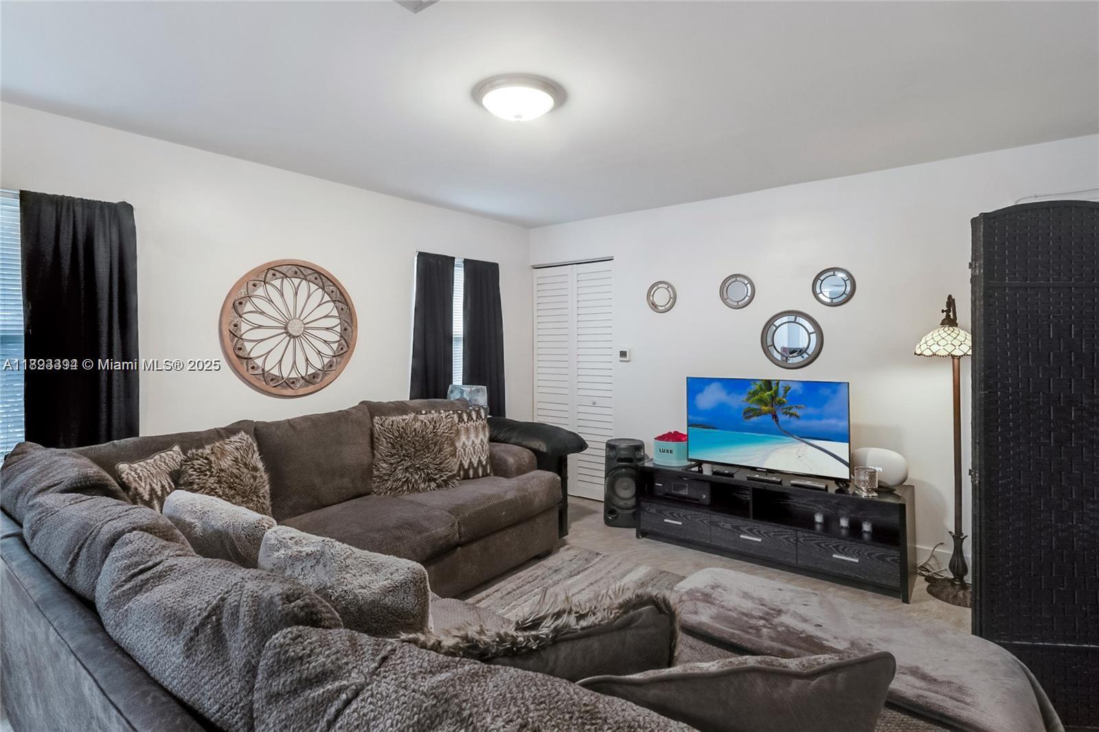   /  2072 sq. ft. $ 2025-10-09 0 foto