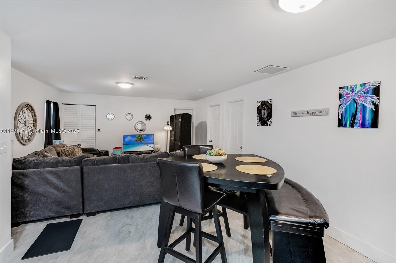   /  2072 sq. ft. $ 2025-10-09 0 foto