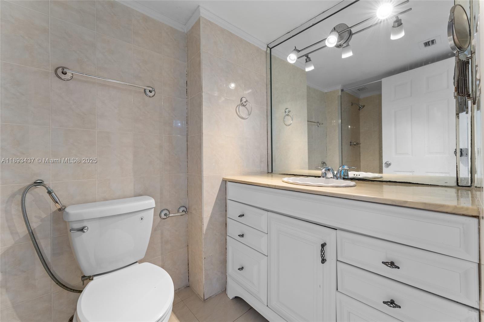 1701 2 / 2 1565 sq. ft. $ 2025-10-09 0 Photo