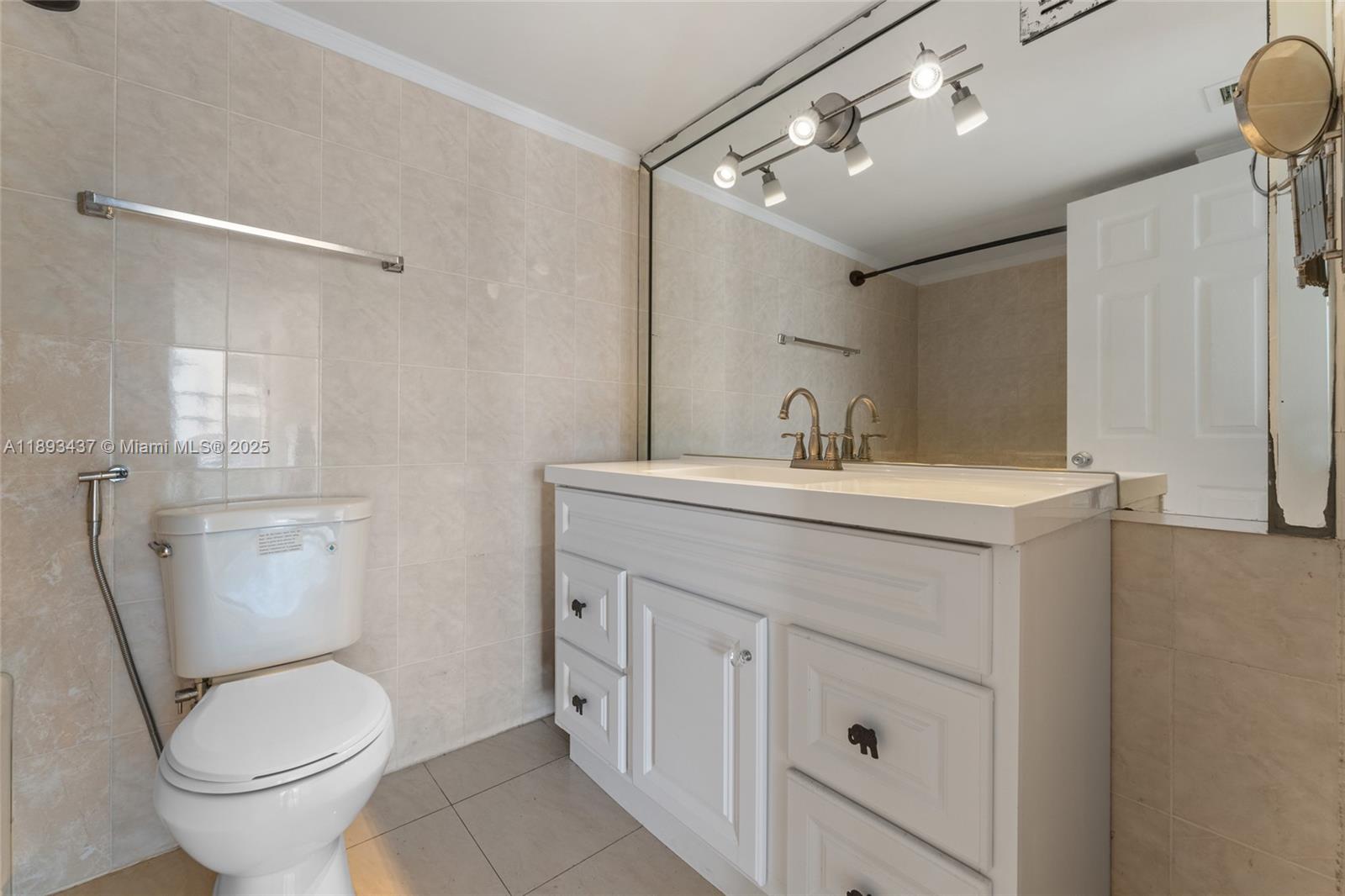 1701 2 / 2 1565 sq. ft. $ 2025-10-09 0 Photo