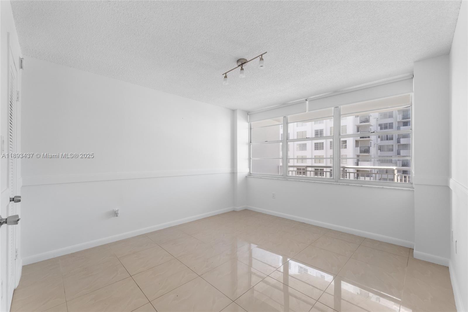 1701 2 / 2 1565 sq. ft. $ 2025-10-09 0 Photo