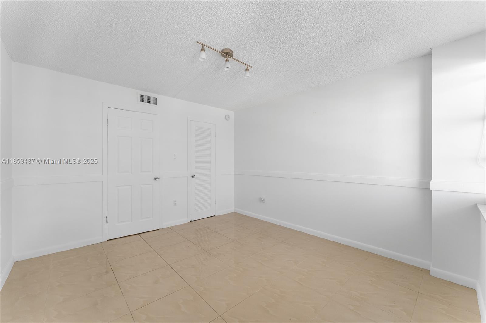 1701 2 / 2 1565 sq. ft. $ 2025-10-09 0 Photo