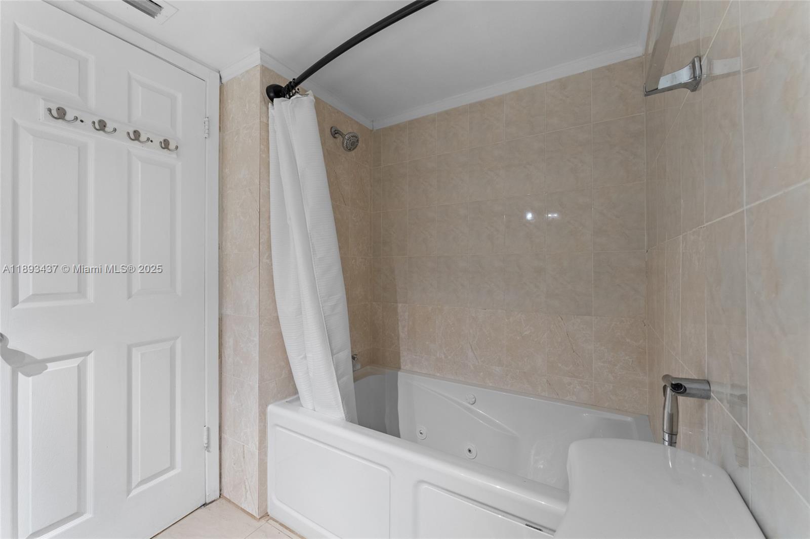 1701 2 / 2 1565 sq. ft. $ 2025-10-09 0 Photo