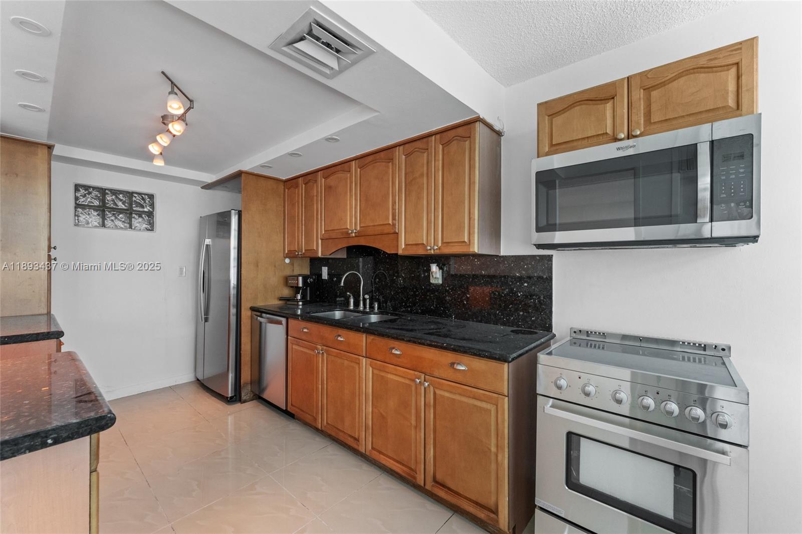 1701 2 / 2 1565 sq. ft. $ 2025-10-09 0 Photo