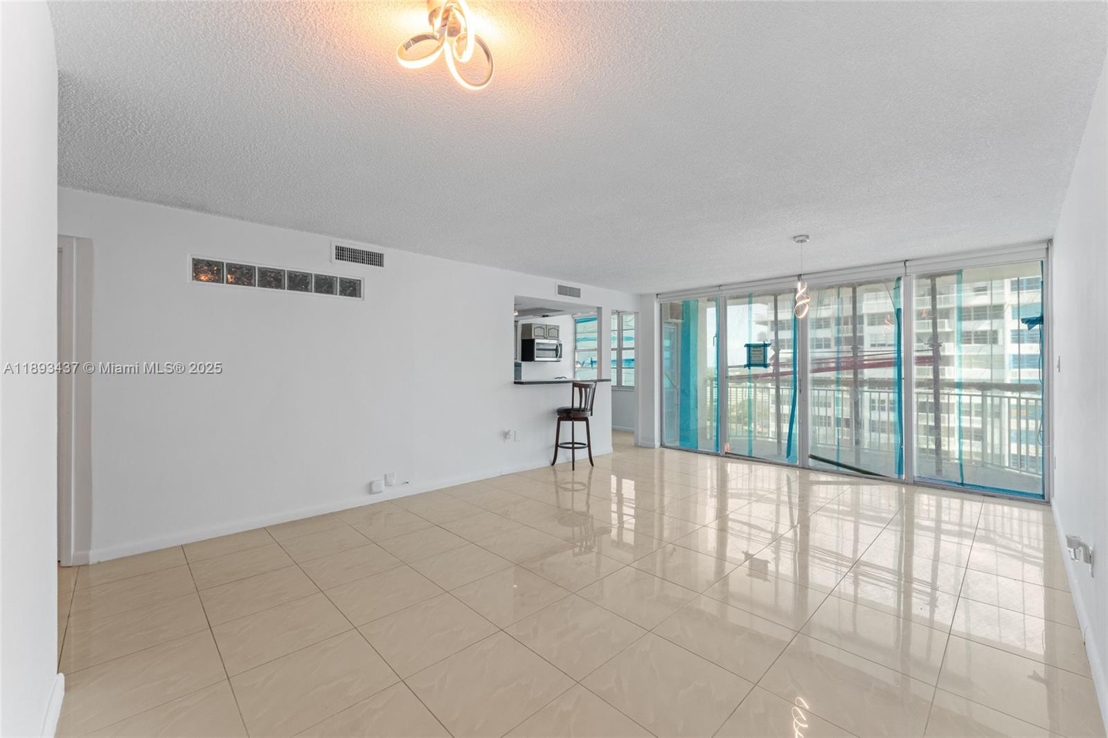 1701 2 / 2 1565 sq. ft. $ 2025-10-09 0 Photo