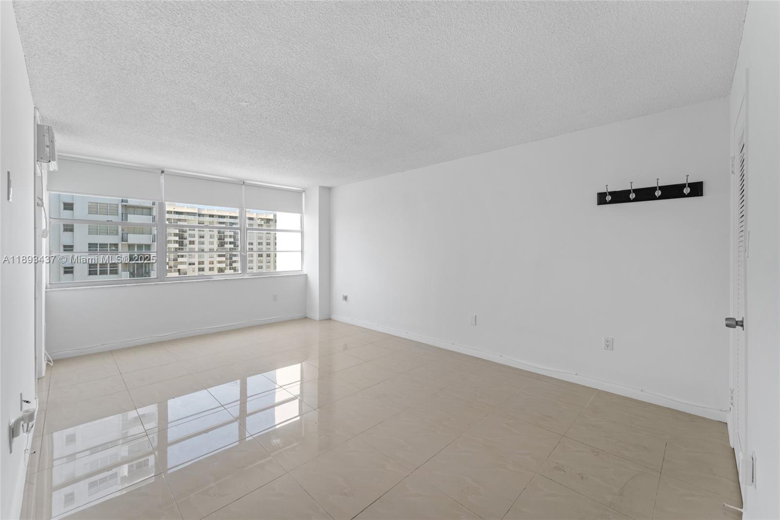 1701 2 / 2 1565 sq. ft. $ 2025-10-09 0 Photo