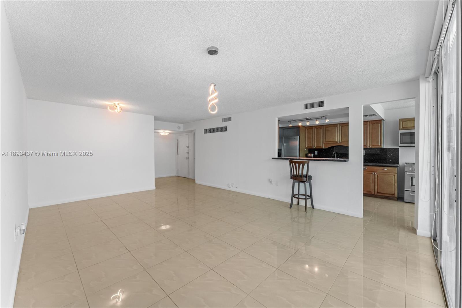 1701 2 / 2 1565 sq. ft. $ 2025-10-09 0 Photo