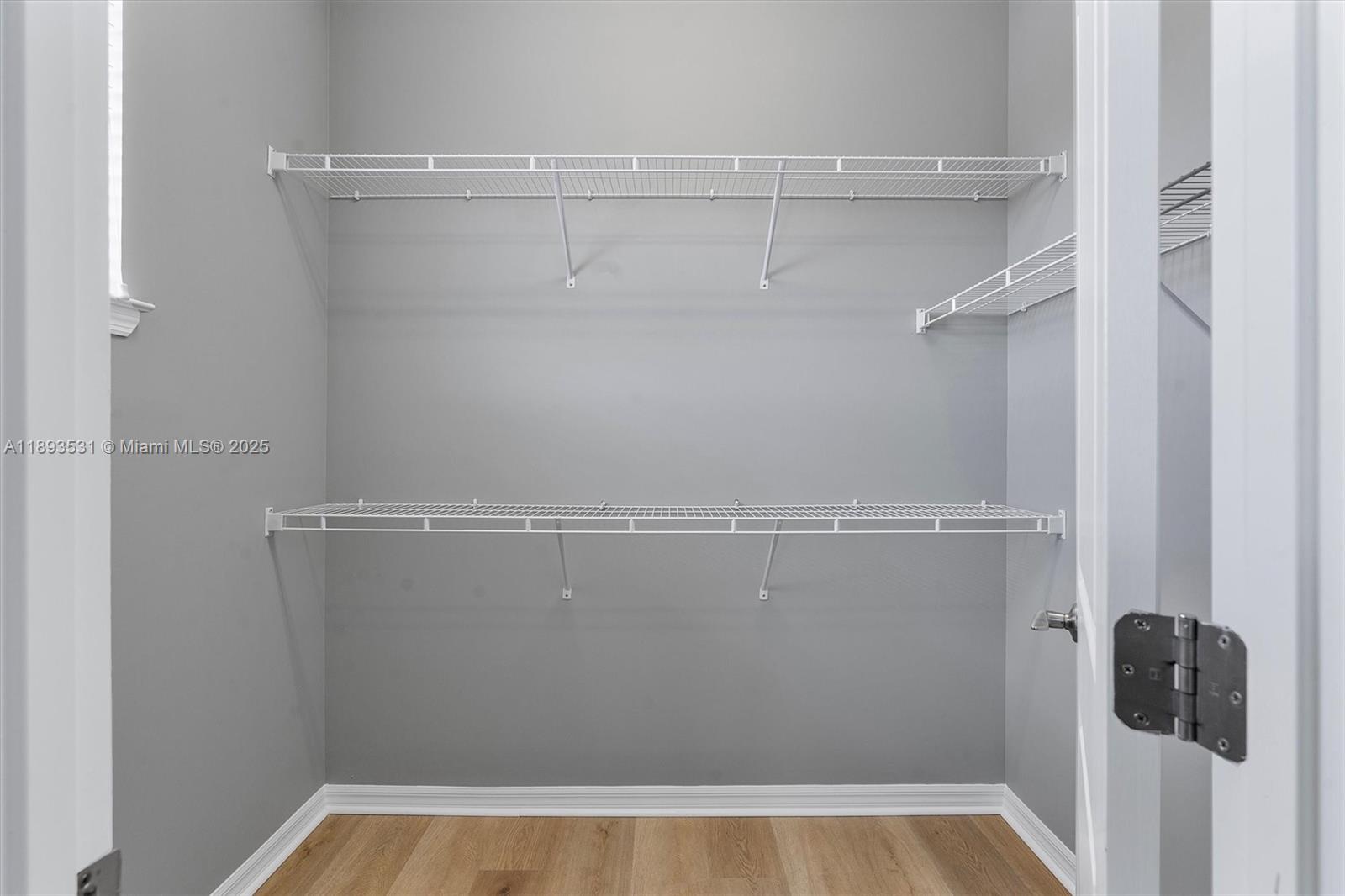 Ver detalles 1240 3 / 3 1561 sq. ft. $ 2025-10-09 0 foto