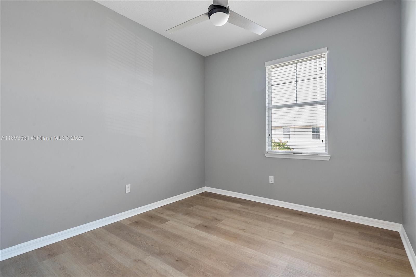 Ver detalles 1240 3 / 3 1561 sq. ft. $ 2025-10-09 0 foto