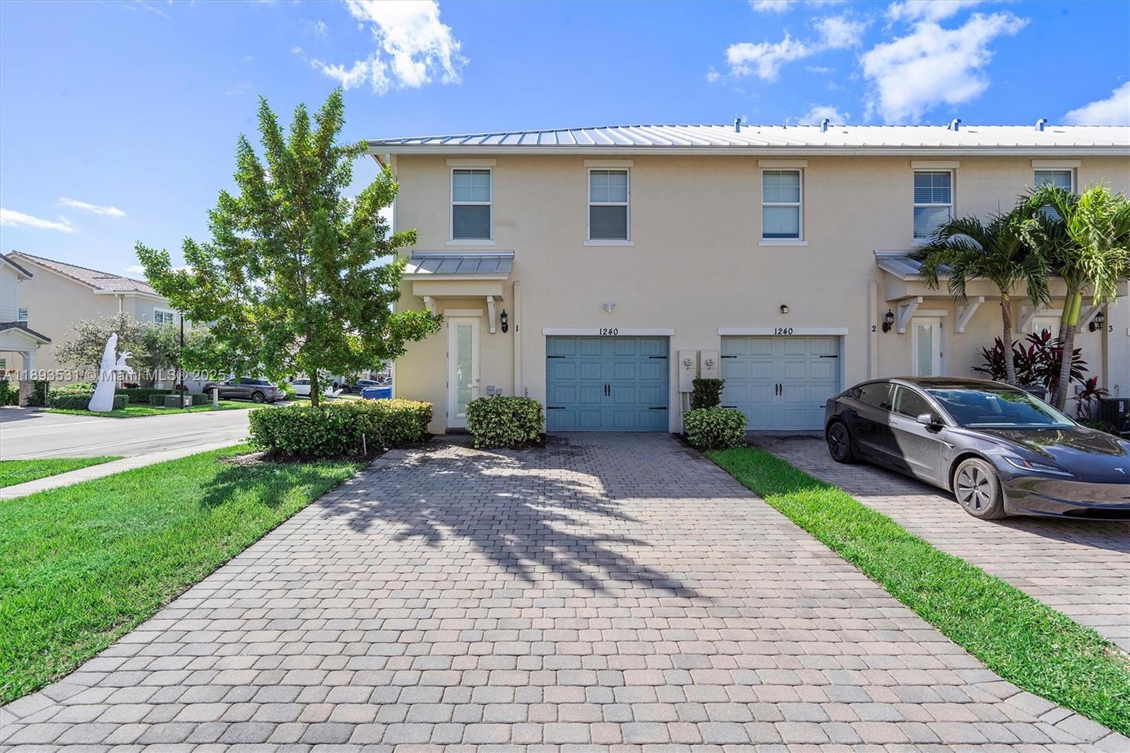 Ver detalles 1240 3 / 3 1561 sq. ft. $ 2025-10-09 0 foto