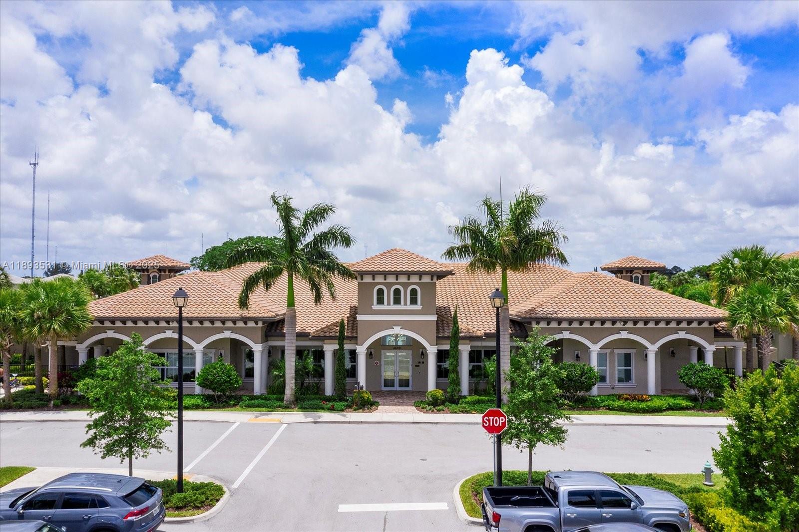 Ver detalles 1240 3 / 3 1561 sq. ft. $ 2025-10-09 0 foto