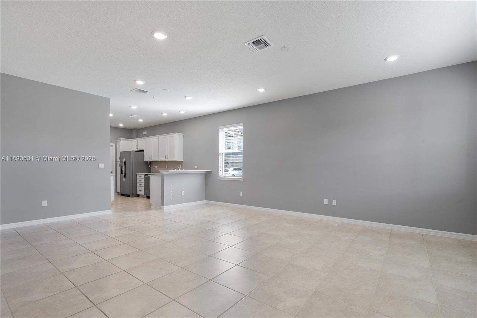 Ver detalles 1240 3 / 3 1561 sq. ft. $ 2025-10-09 0 foto