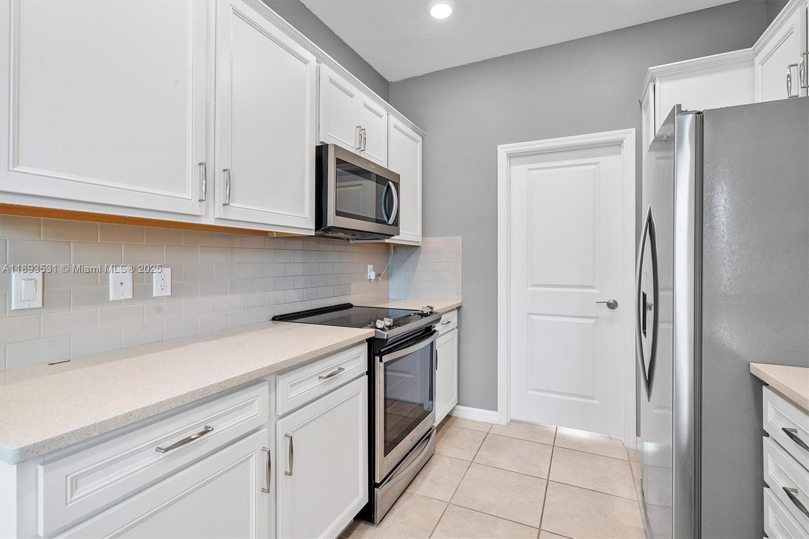 Ver detalles 1240 3 / 3 1561 sq. ft. $ 2025-10-09 0 foto
