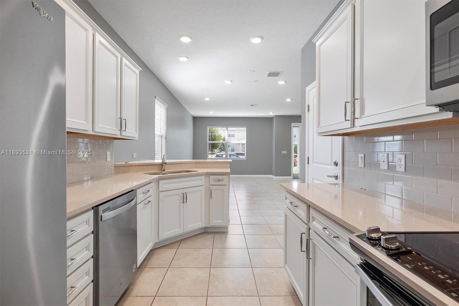 Ver detalles 1240 3 / 3 1561 sq. ft. $ 2025-10-09 0 foto