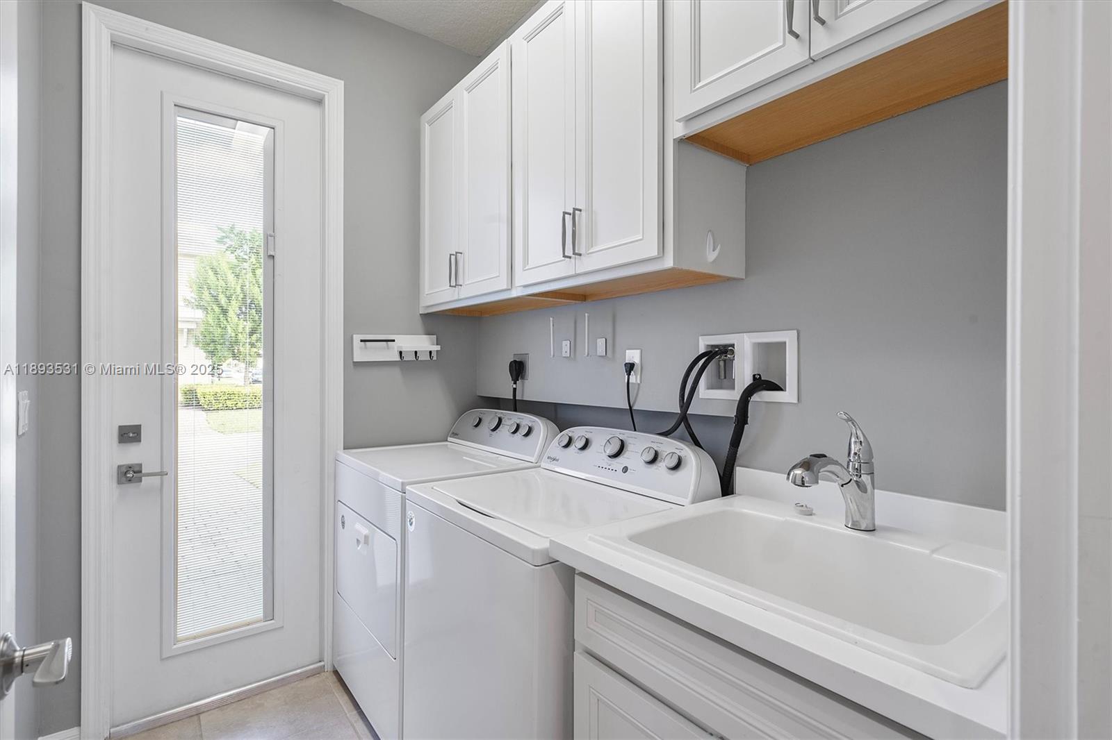 Ver detalles 1240 3 / 3 1561 sq. ft. $ 2025-10-09 0 foto