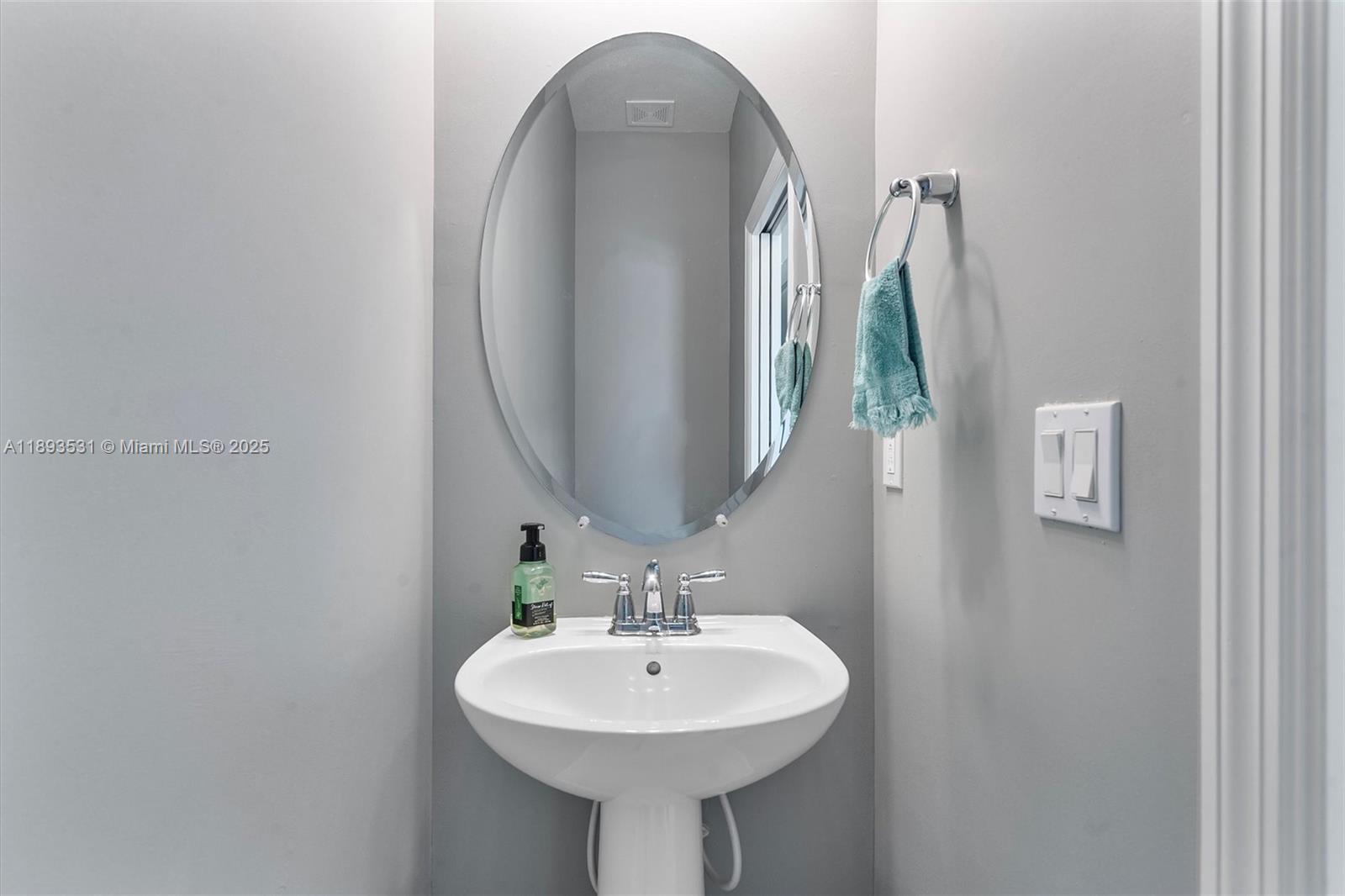 Ver detalles 1240 3 / 3 1561 sq. ft. $ 2025-10-09 0 foto