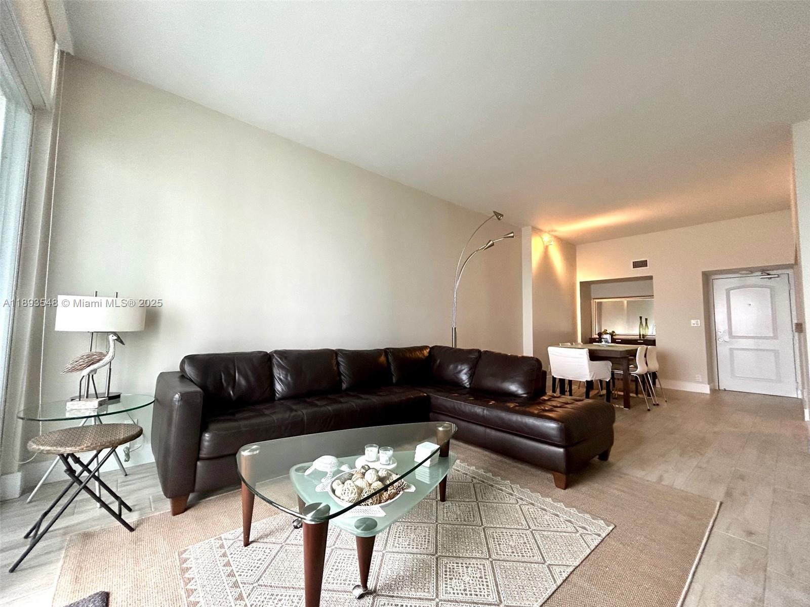 Ver detalles PH08 2 / 2 1357 sq. ft. $ 2025-10-09 0 foto