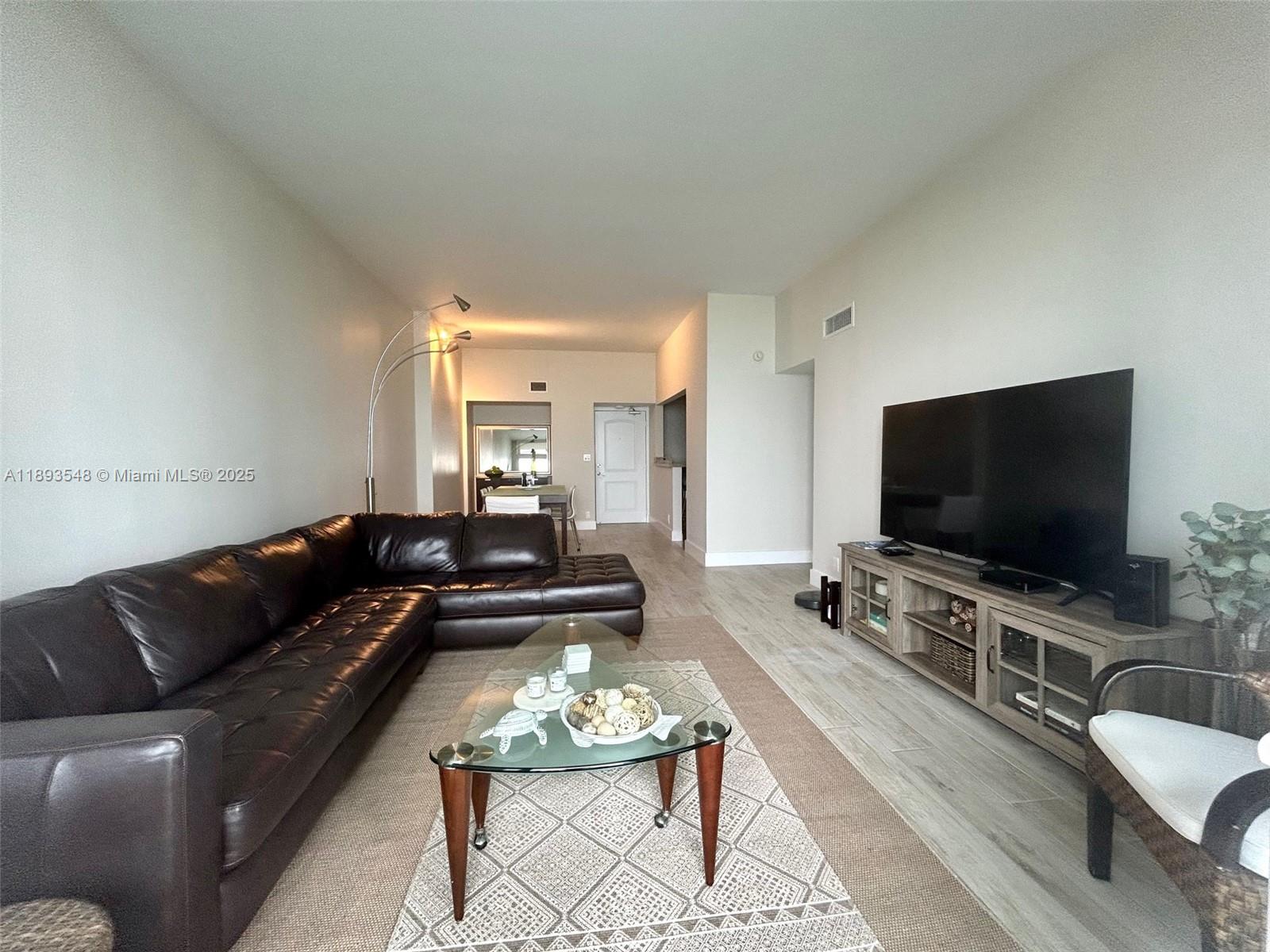 Ver detalles PH08 2 / 2 1357 sq. ft. $ 2025-10-09 0 foto
