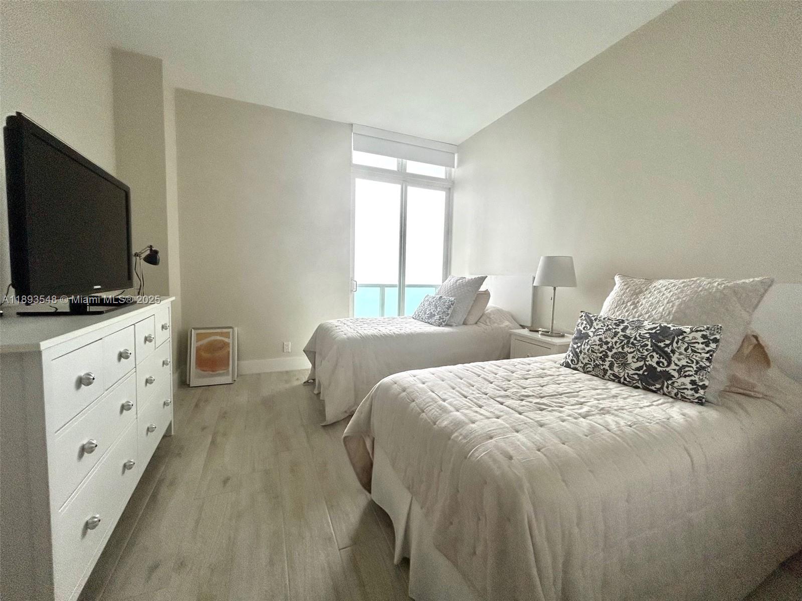 Ver detalles PH08 2 / 2 1357 sq. ft. $ 2025-10-09 0 foto