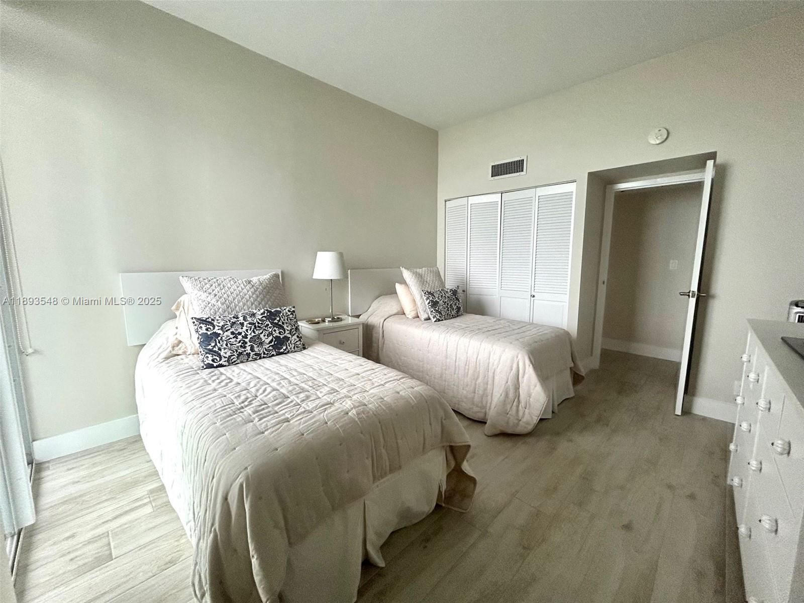 Ver detalles PH08 2 / 2 1357 sq. ft. $ 2025-10-09 0 foto