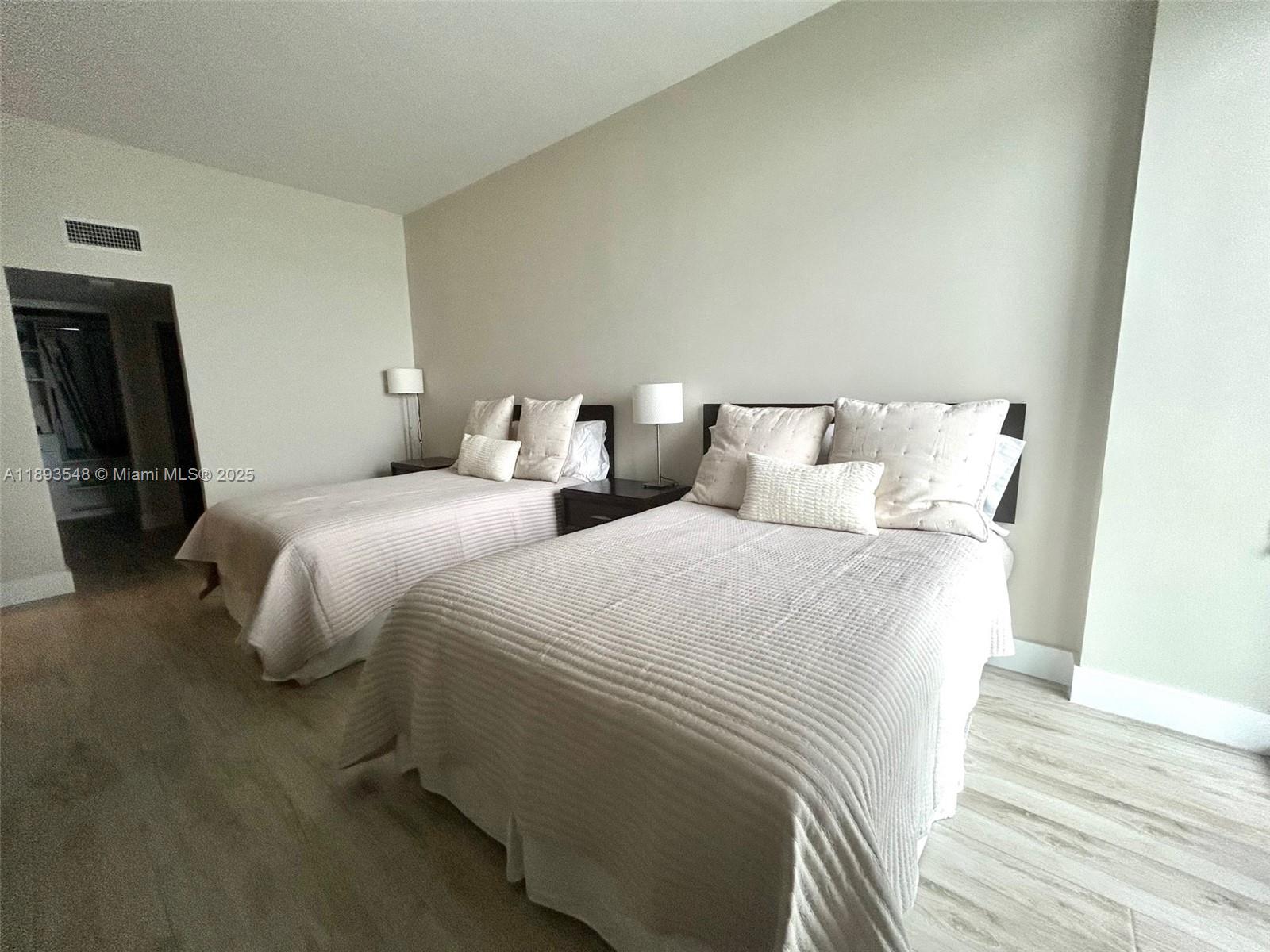 Ver detalles PH08 2 / 2 1357 sq. ft. $ 2025-10-09 0 foto
