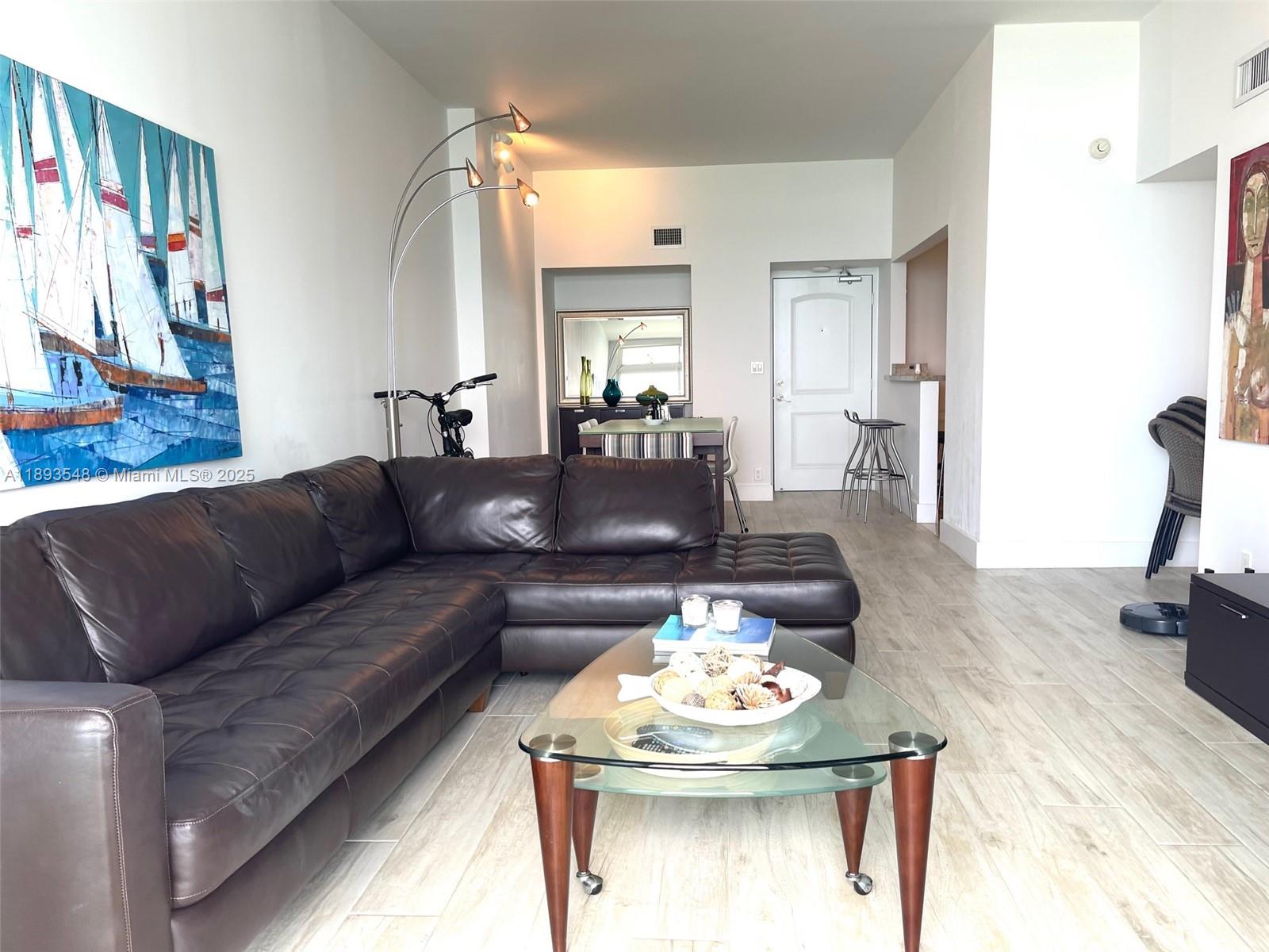 Ver detalles PH08 2 / 2 1357 sq. ft. $ 2025-10-09 0 foto