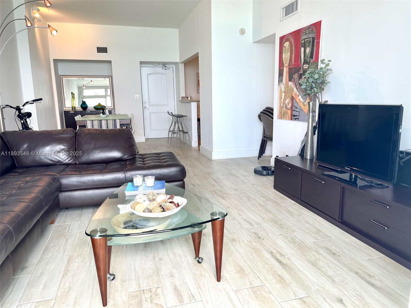 Ver detalles PH08 2 / 2 1357 sq. ft. $ 2025-10-09 0 foto