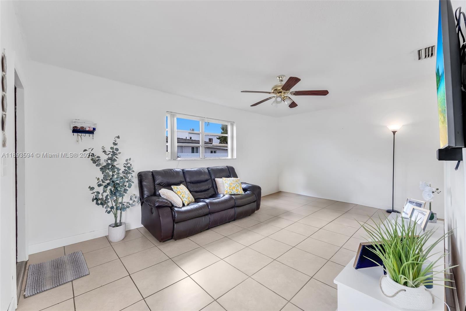   /  3628 sq. ft. $ 2025-10-09 0 foto