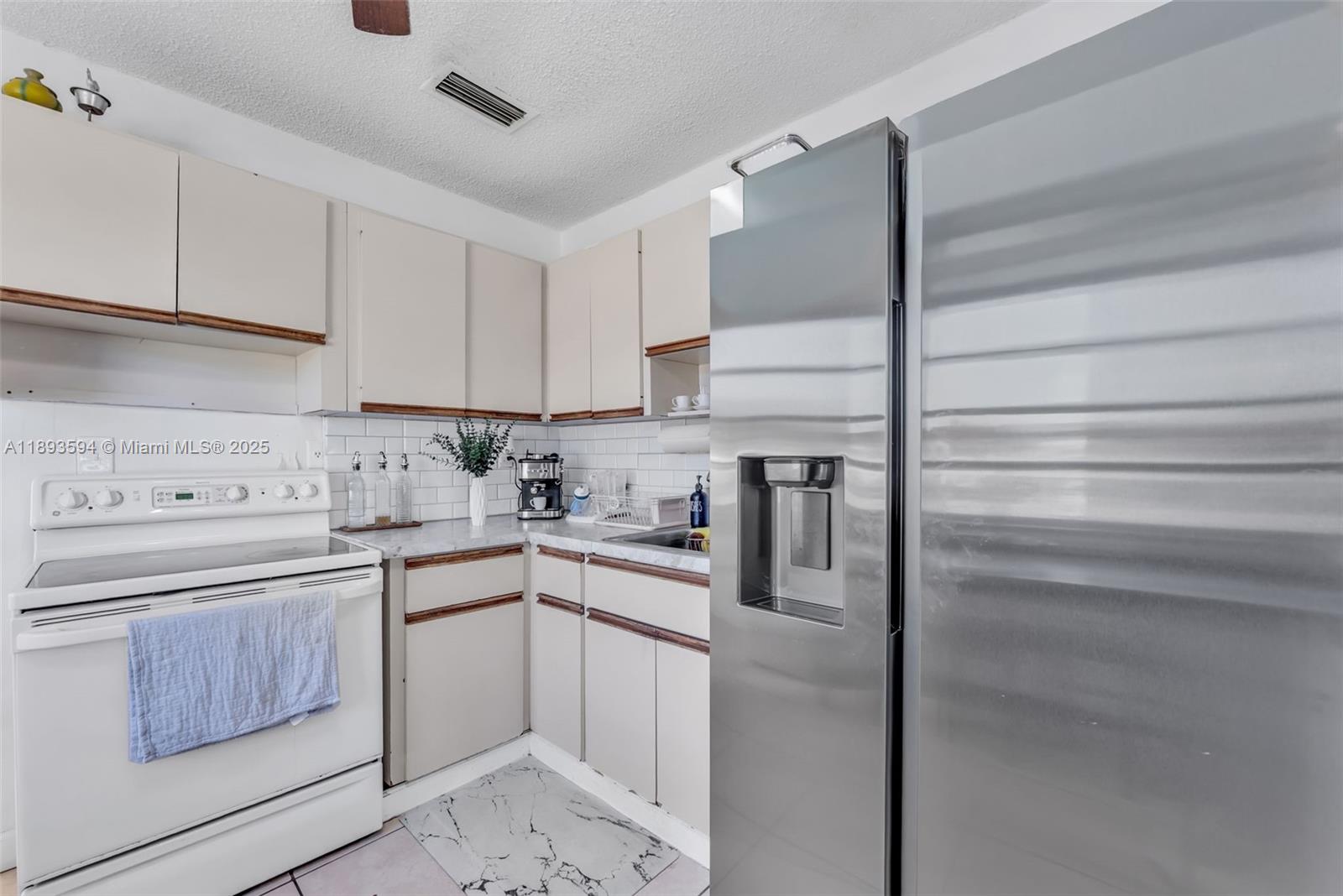   /  3628 sq. ft. $ 2025-10-09 0 foto