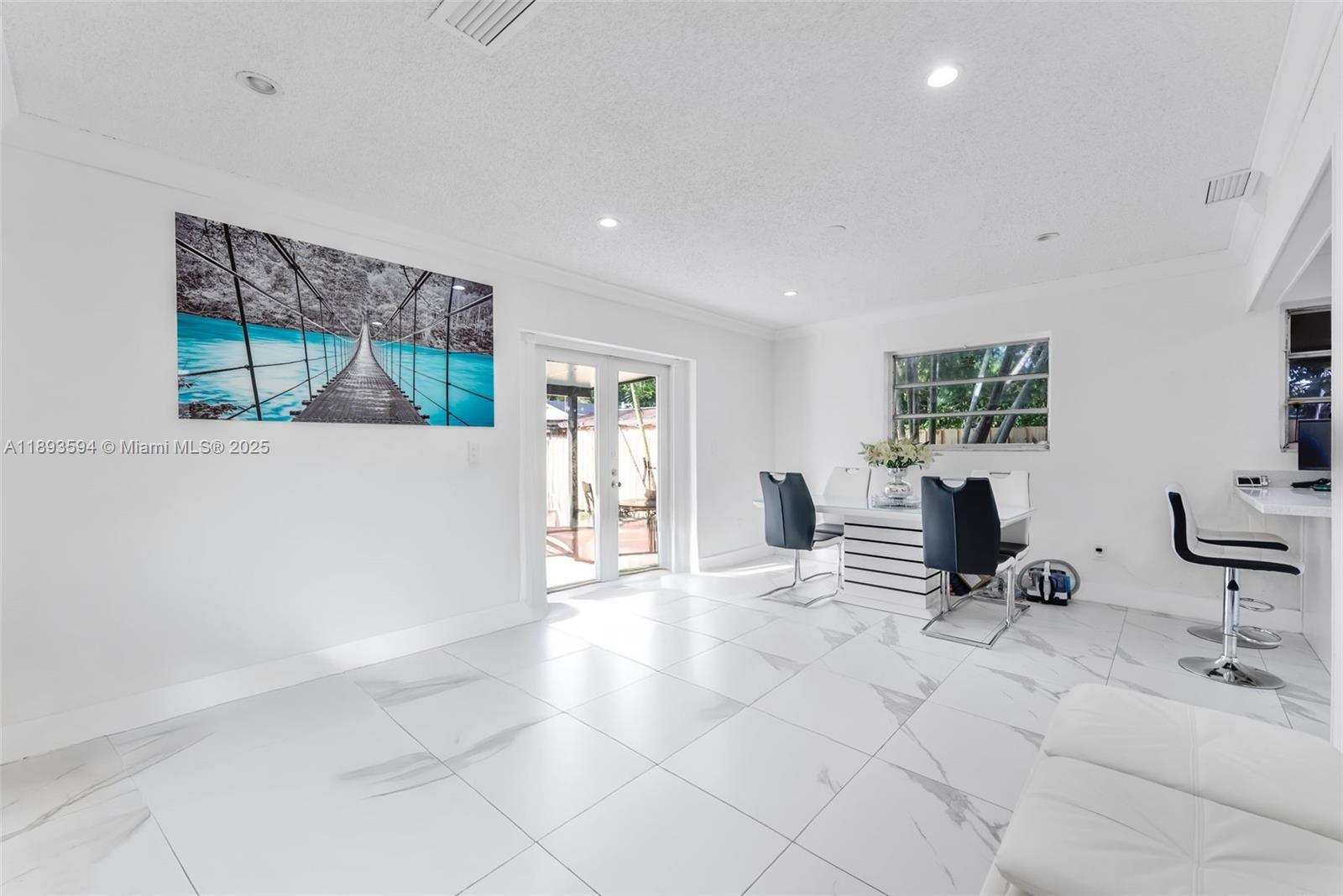   /  3628 sq. ft. $ 2025-10-09 0 foto