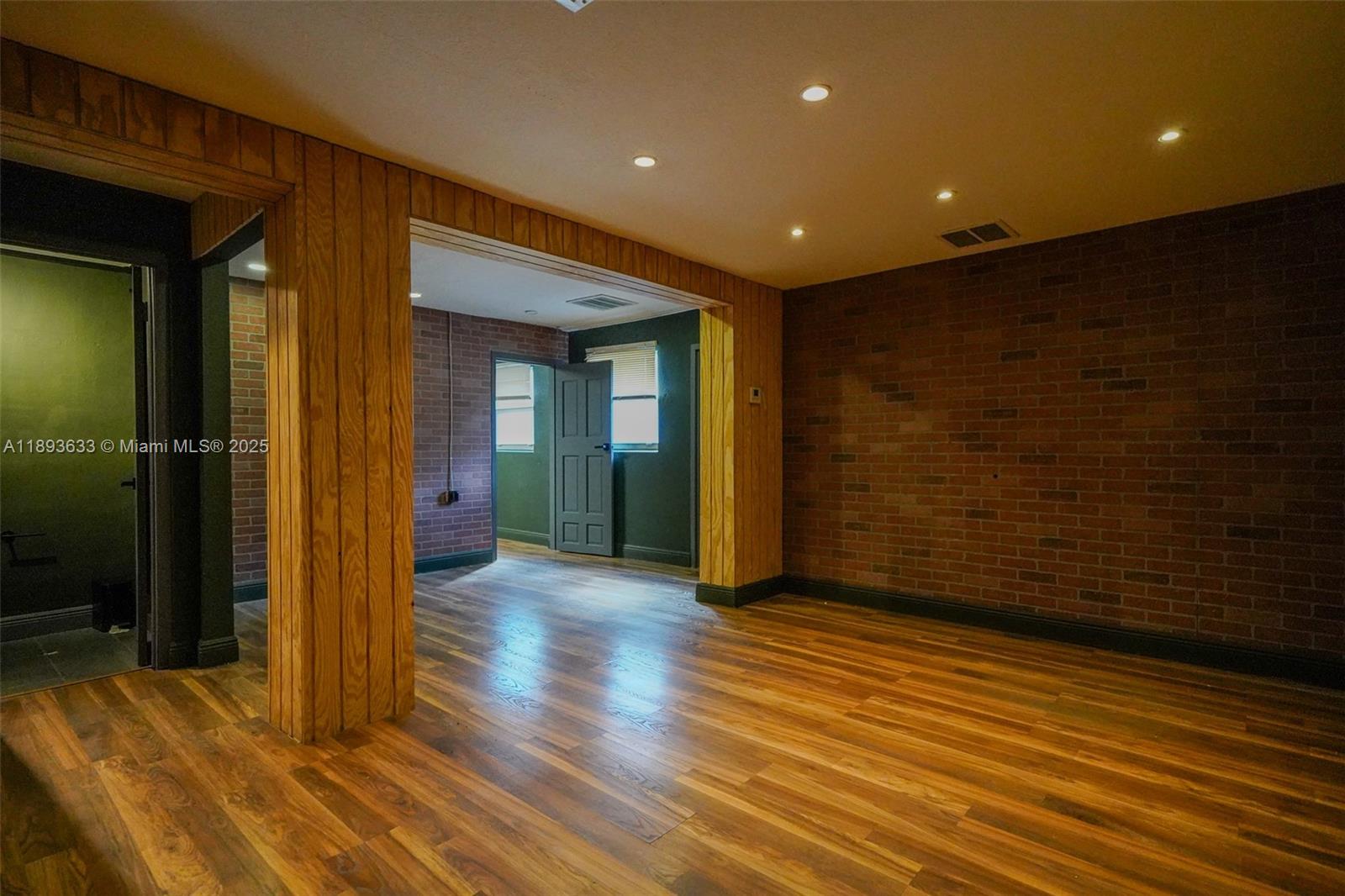 See details / sq. ft. $ 2025-10-09 0 Photo