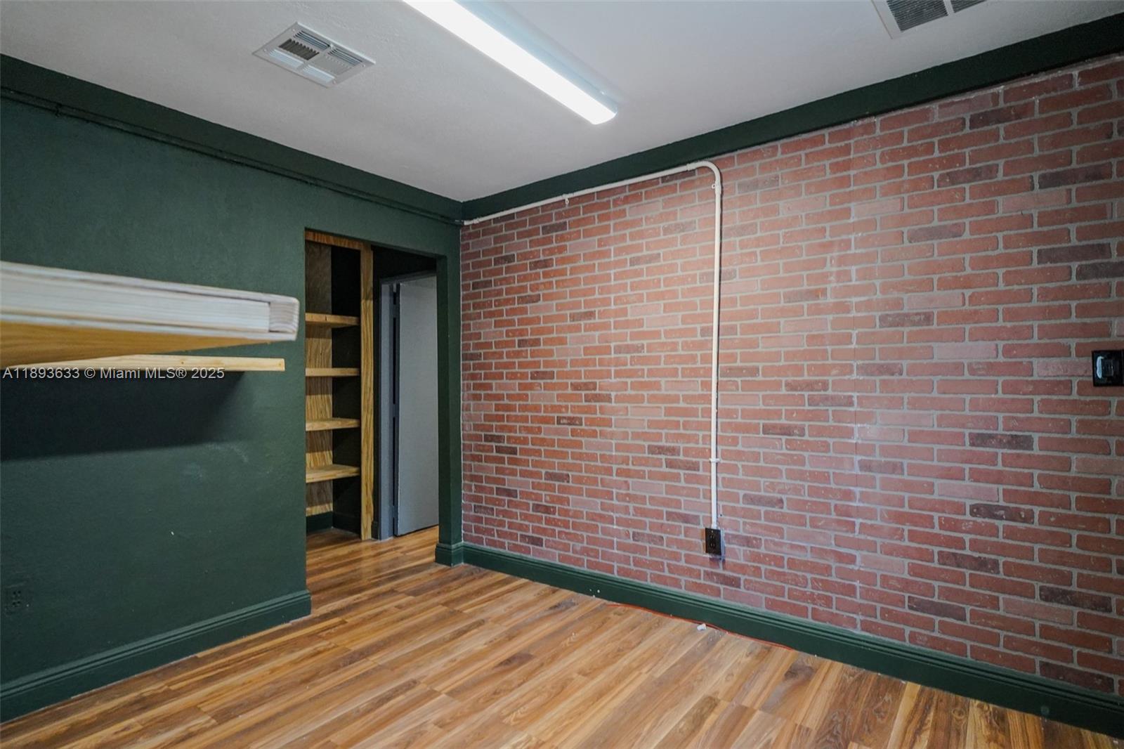 See details / sq. ft. $ 2025-10-09 0 Photo