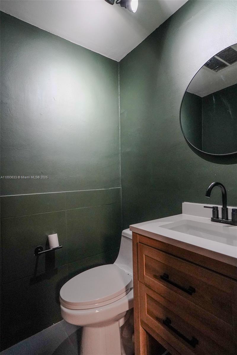 See details / sq. ft. $ 2025-10-09 0 Photo