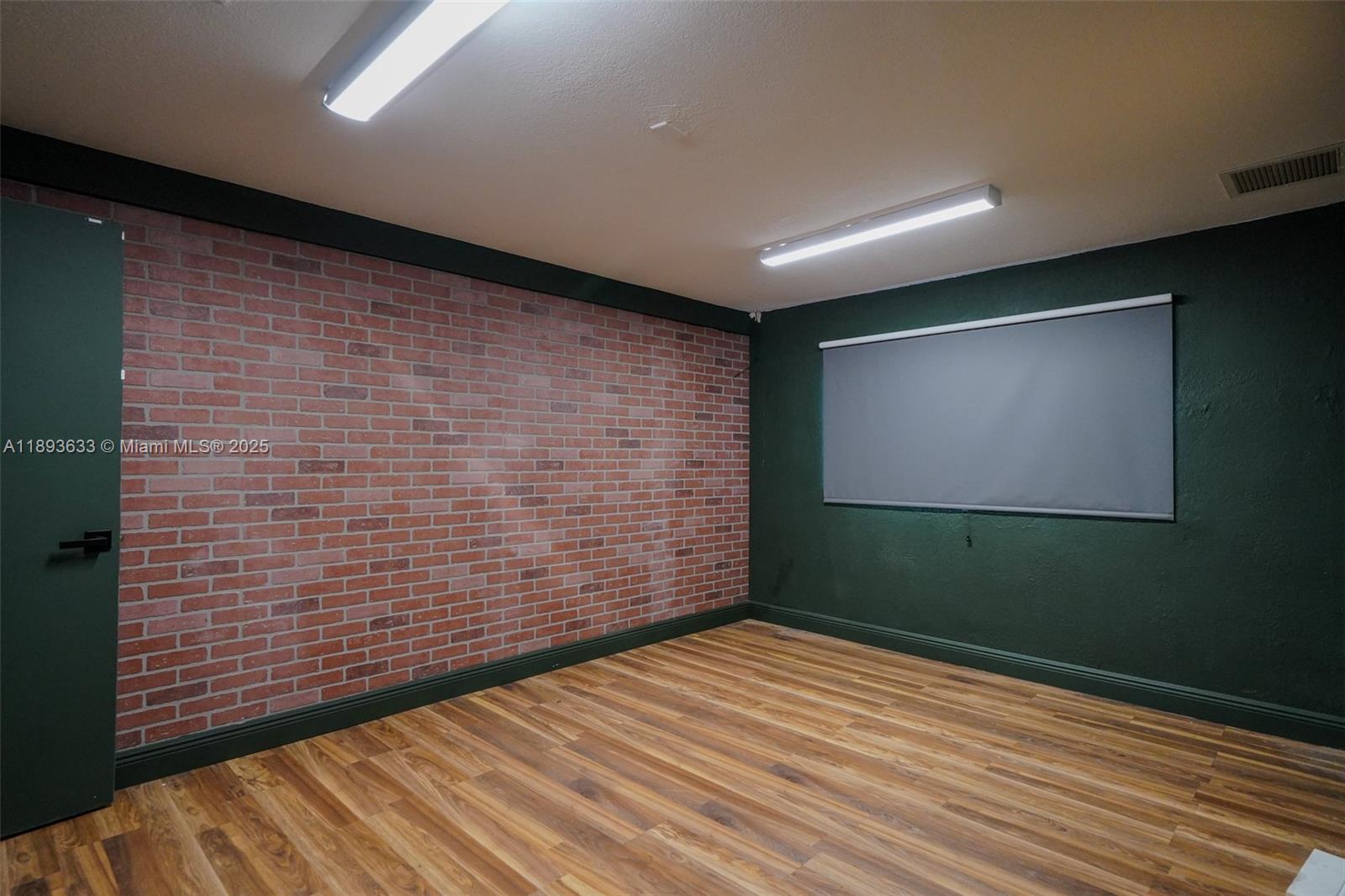 See details / sq. ft. $ 2025-10-09 0 Photo