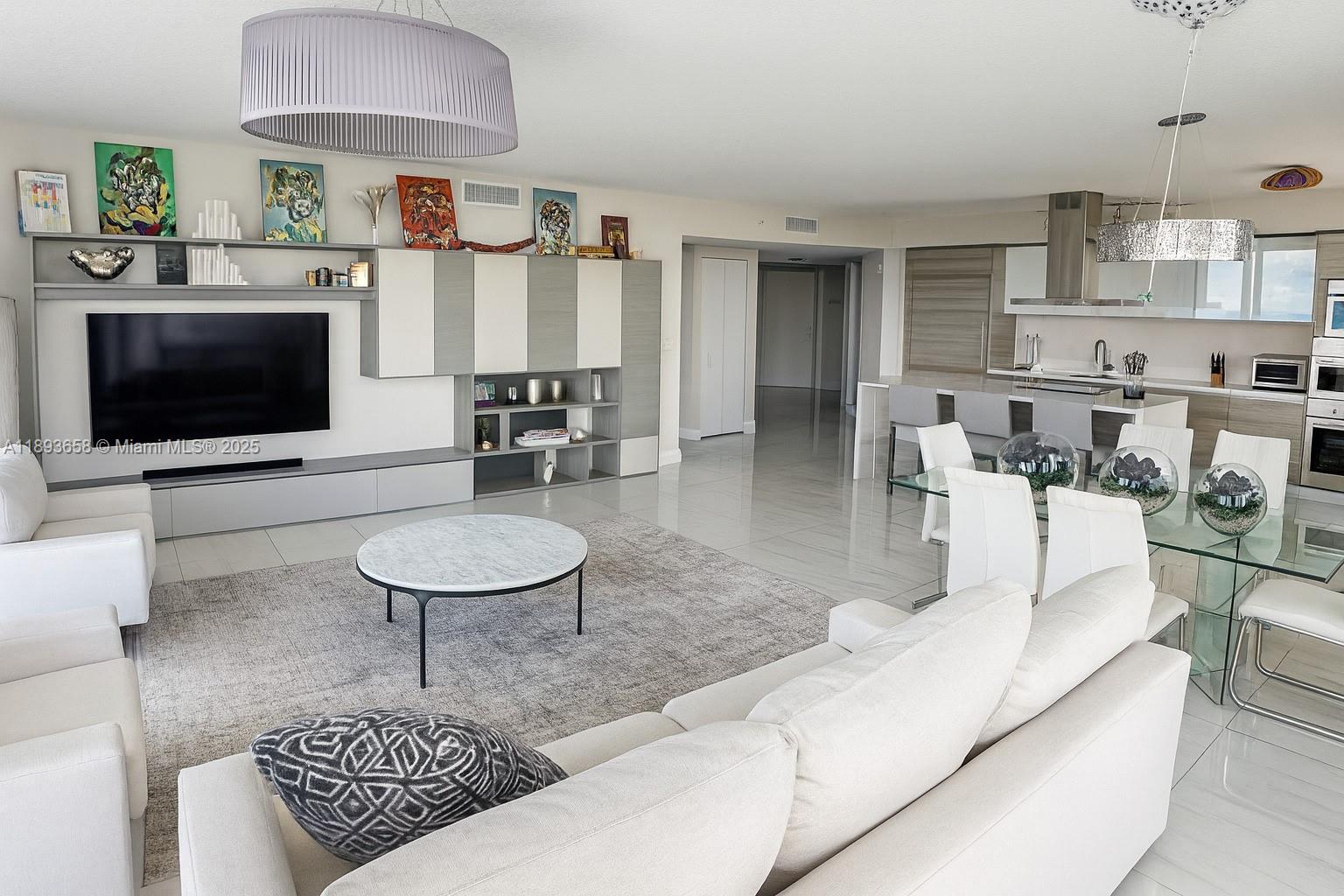 Ver detalles 4-2407 3 / 4 1892 sq. ft. $ 2025-10-09 0 foto