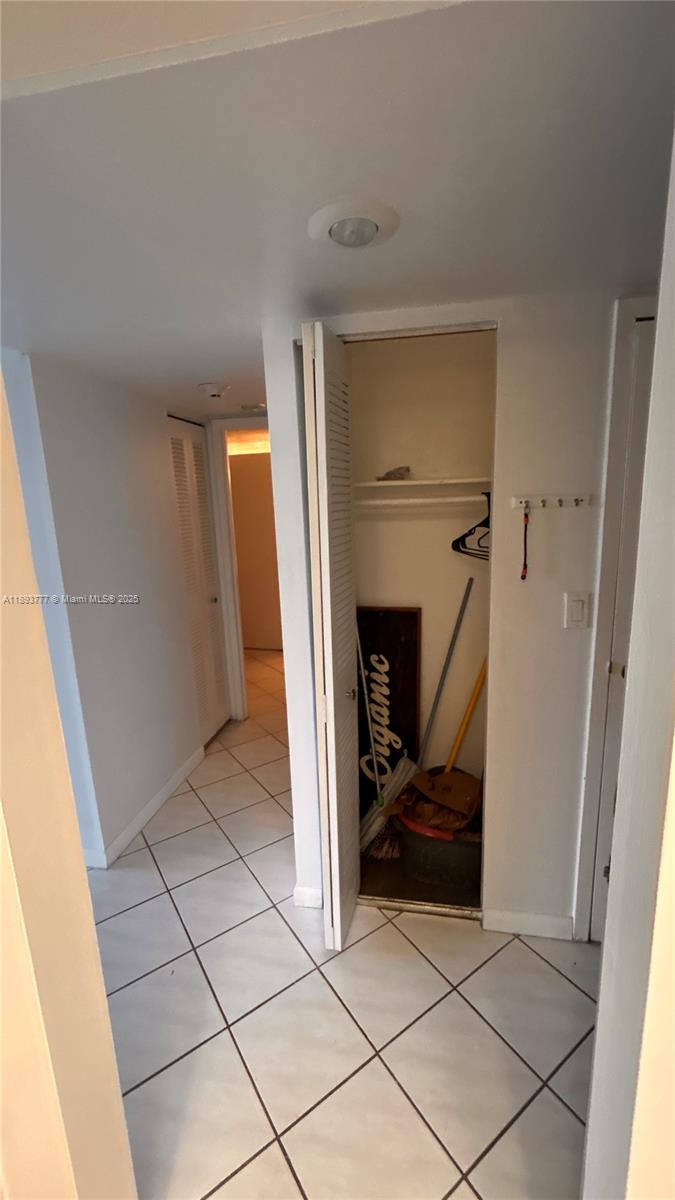 Ver detalles 1030 1 / 2 991 sq. ft. $ 2025-10-09 0 foto