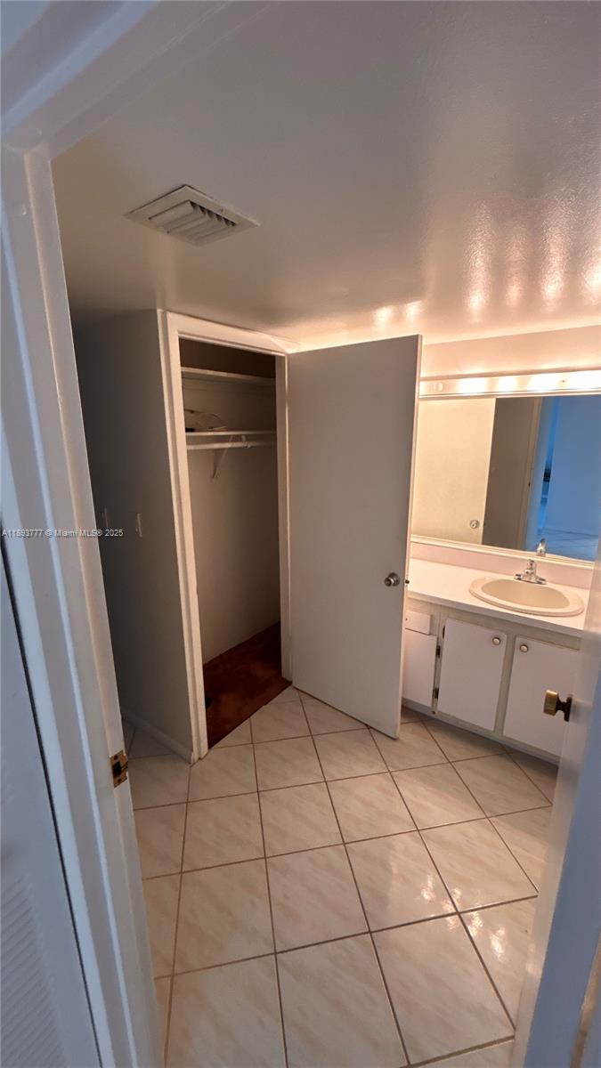 Ver detalles 1030 1 / 2 991 sq. ft. $ 2025-10-09 0 foto