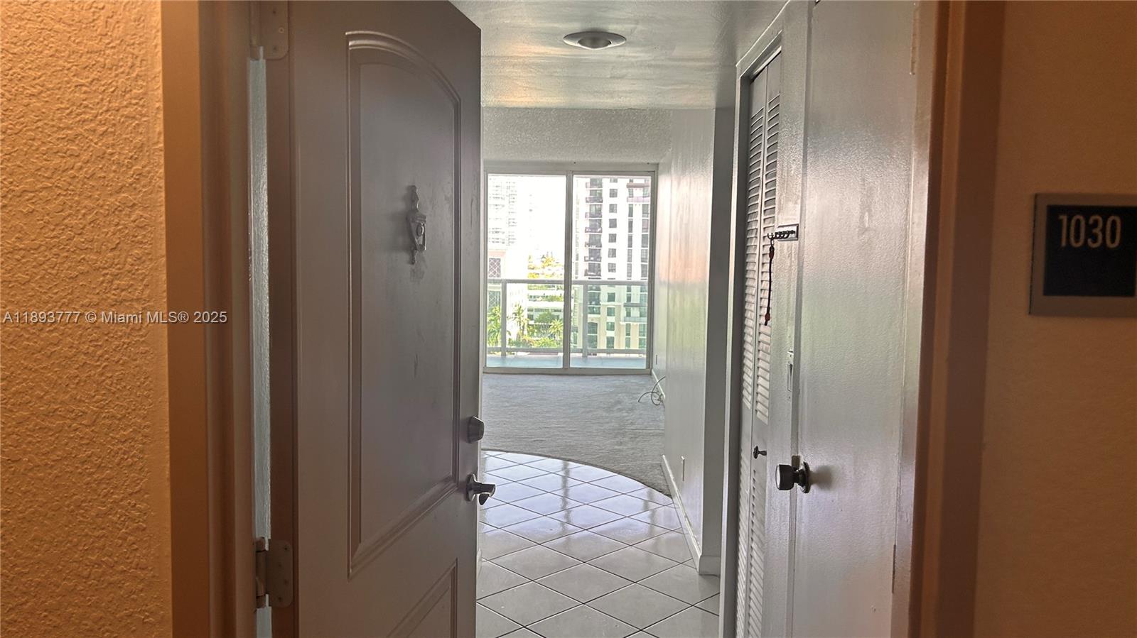 Ver detalles 1030 1 / 2 991 sq. ft. $ 2025-10-09 0 foto