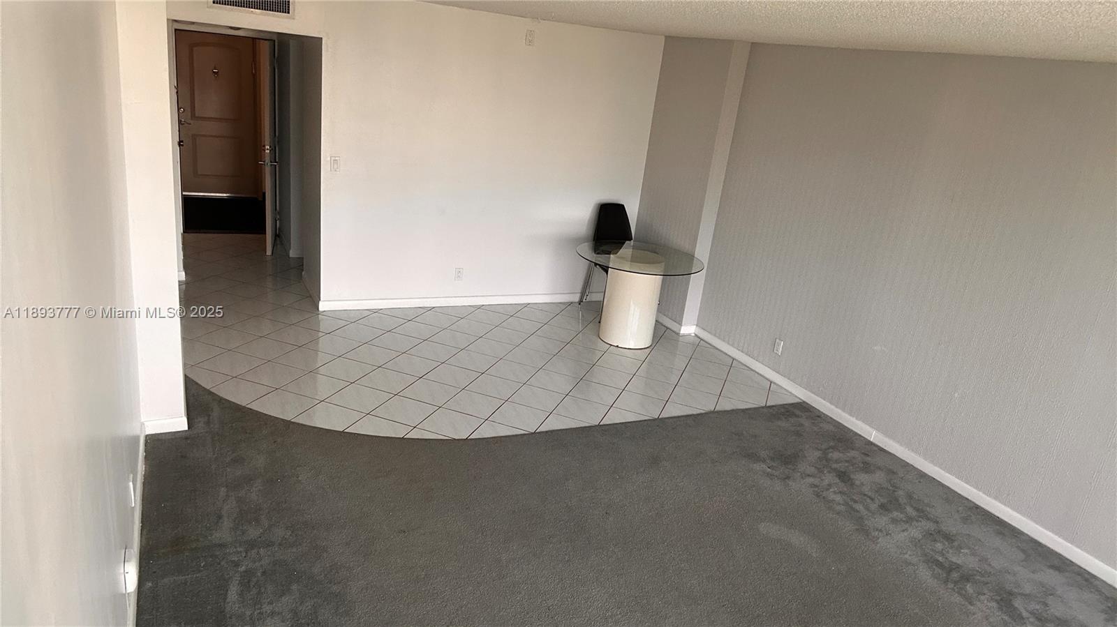 Ver detalles 1030 1 / 2 991 sq. ft. $ 2025-10-09 0 foto
