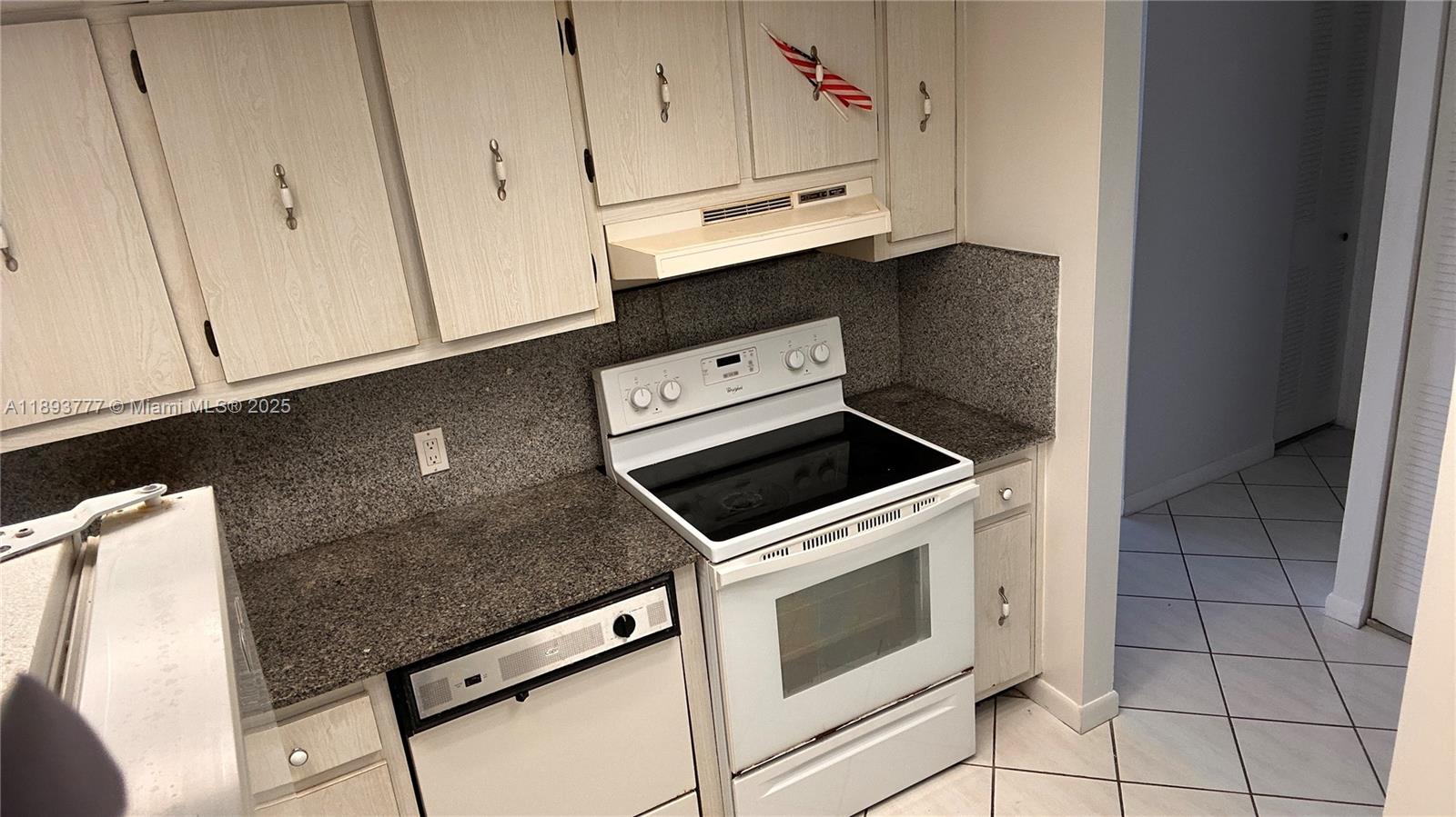 Ver detalles 1030 1 / 2 991 sq. ft. $ 2025-10-09 0 foto