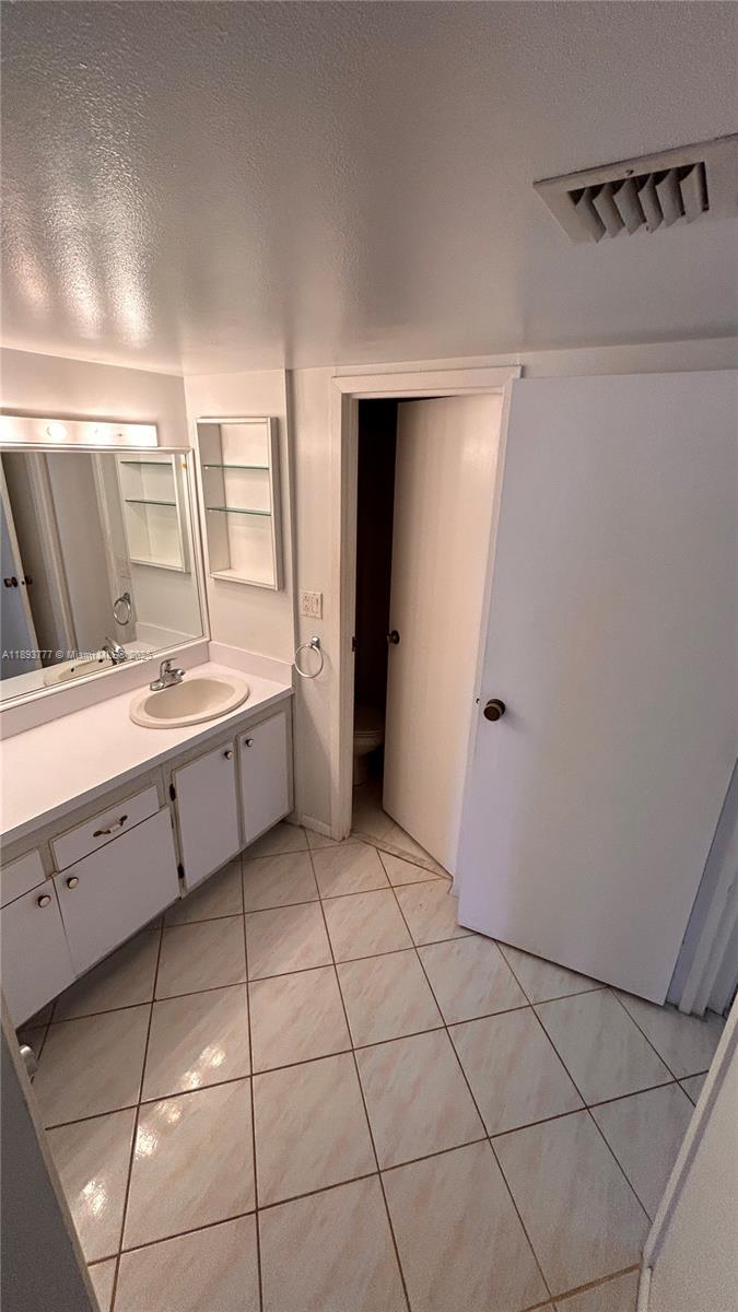 Ver detalles 1030 1 / 2 991 sq. ft. $ 2025-10-09 0 foto