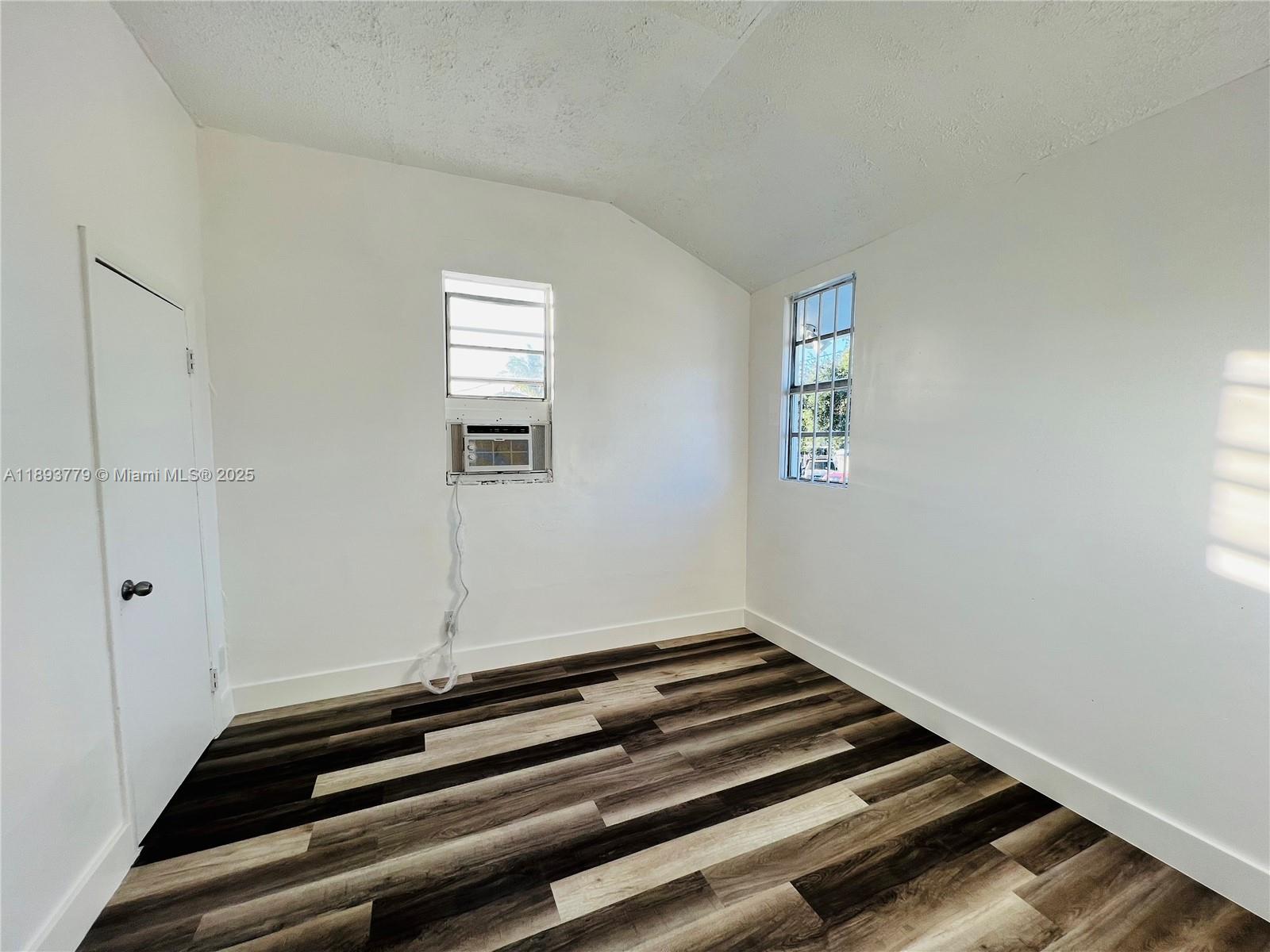   /  1274 sq. ft. $ 2025-10-09 0 foto