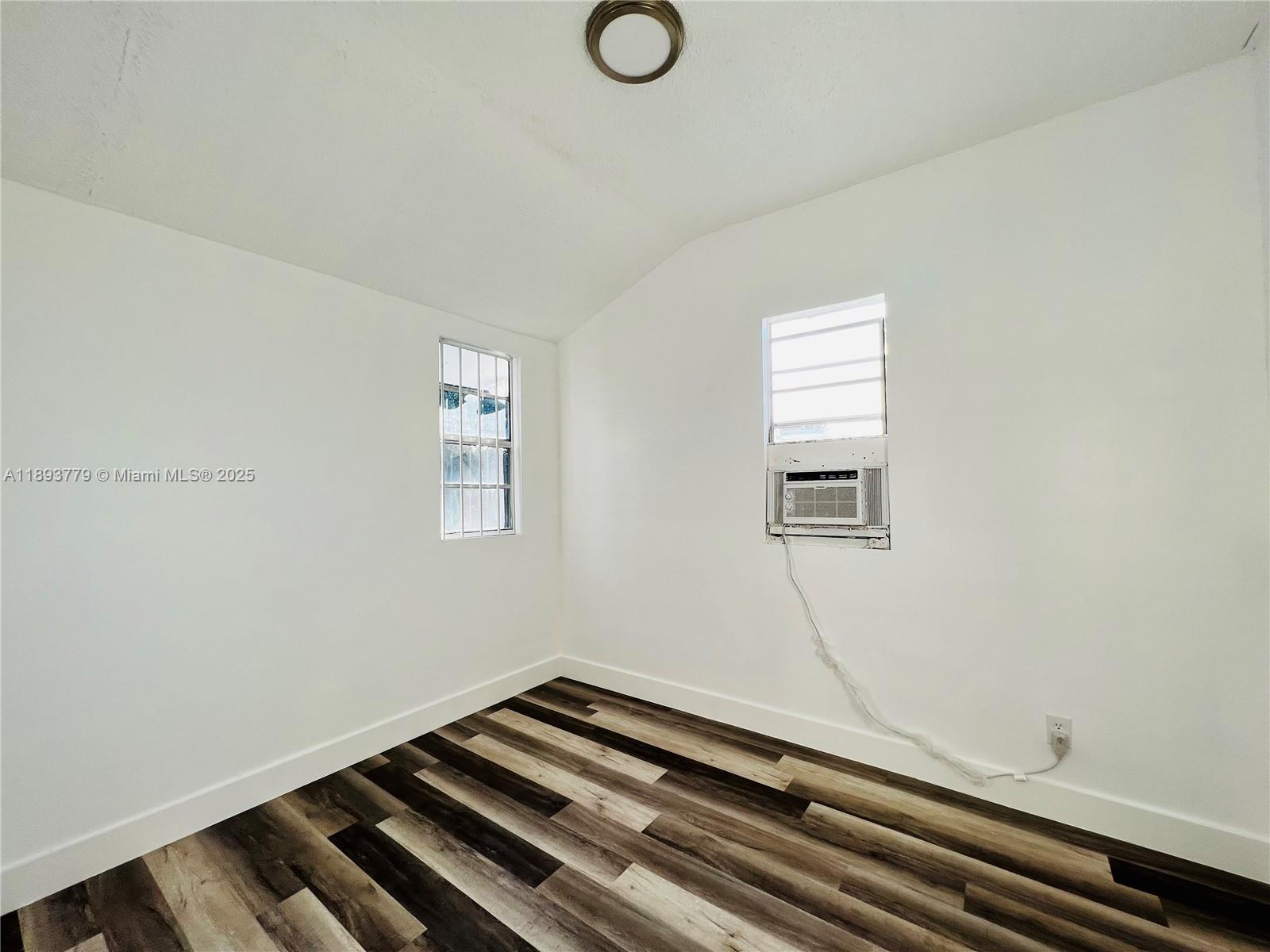   /  1274 sq. ft. $ 2025-10-09 0 foto