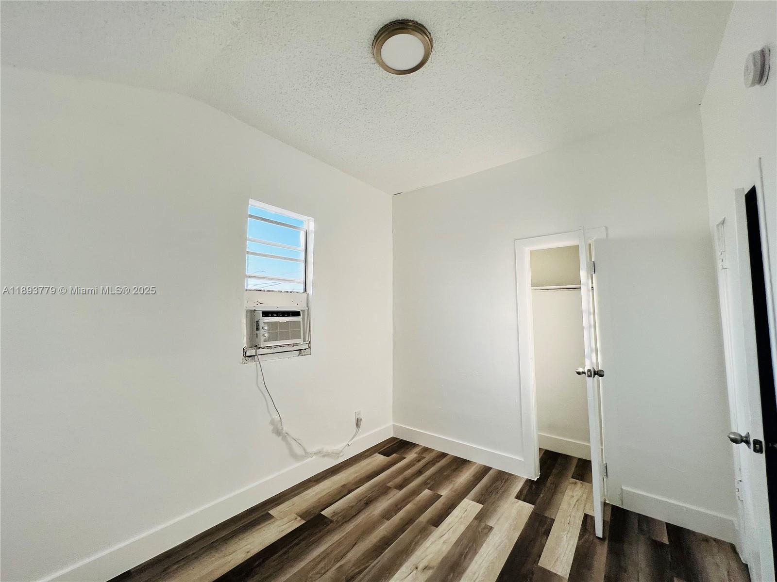   /  1274 sq. ft. $ 2025-10-09 0 foto
